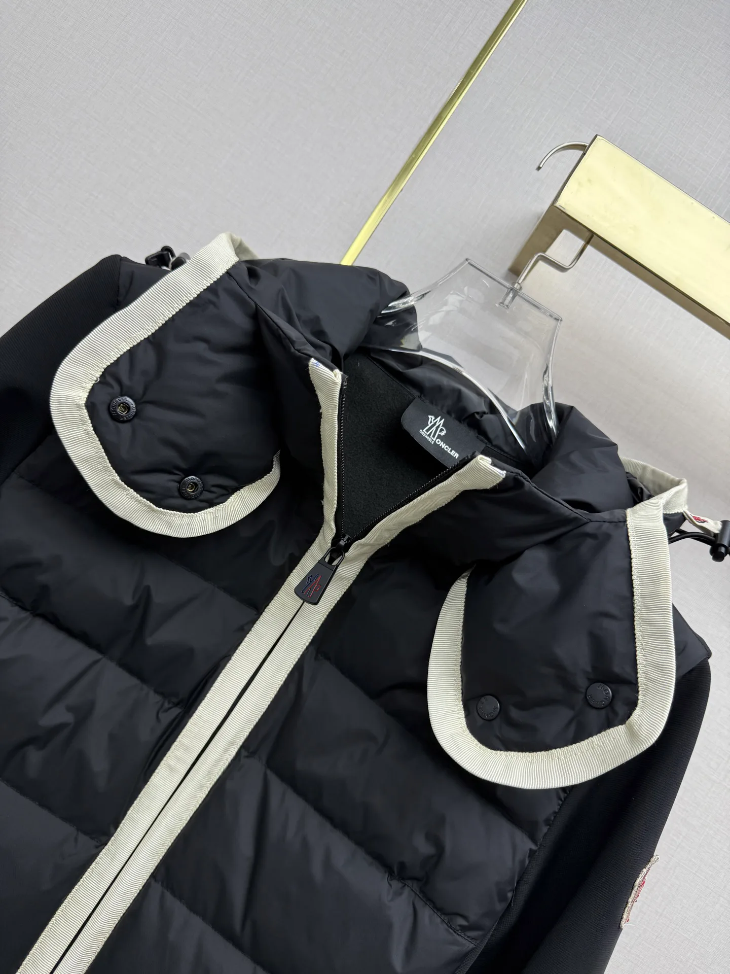 Women's Jackets And Down Jackets MONCLER 18435811
