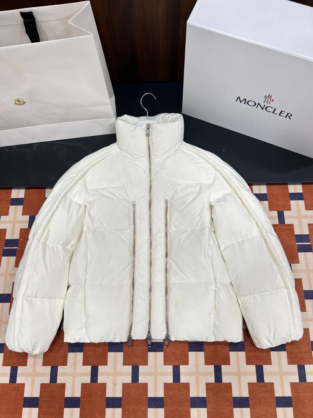 Women's Jackets And Down Jackets MONCLER 18127862