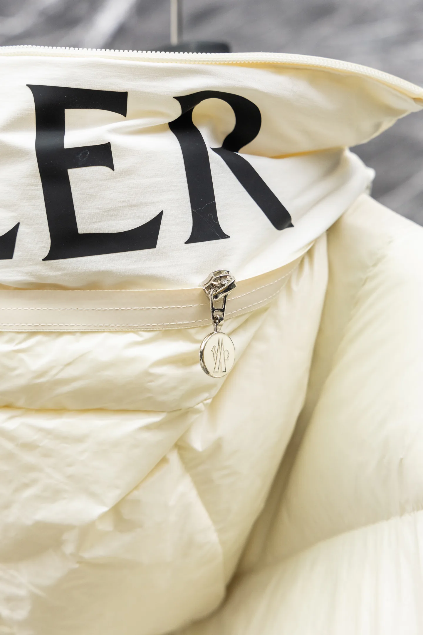 Women's Jackets And Down Jackets MONCLER 18507208