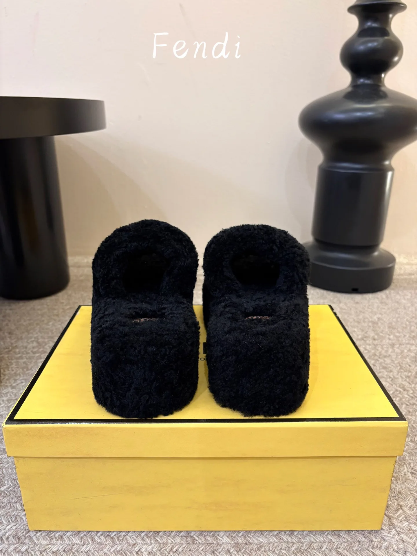 Women's Slippers FENDI 18132911
