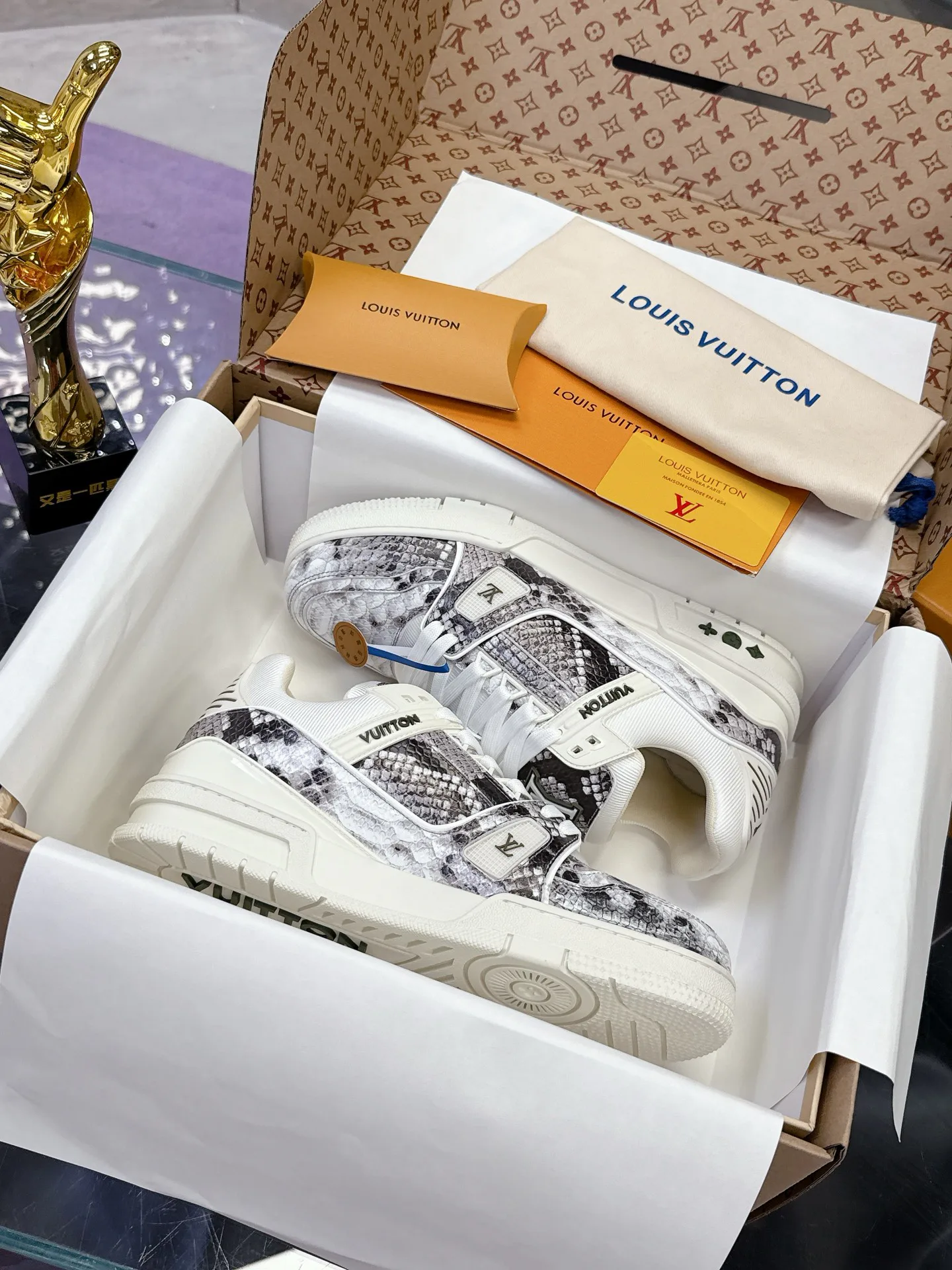 Men's Sneakers LOUIS VUITTON 17530407