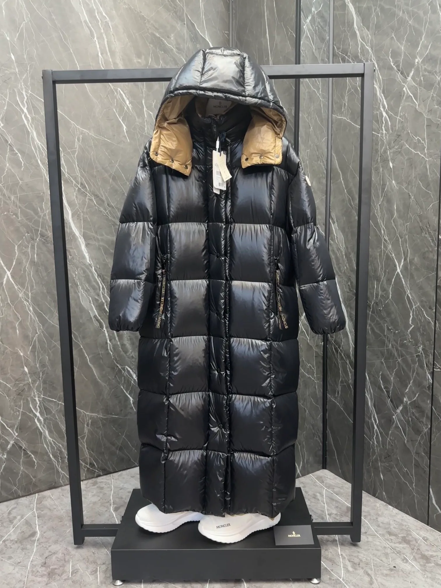 Women's Jackets And Down Jackets MONCLER 18443643