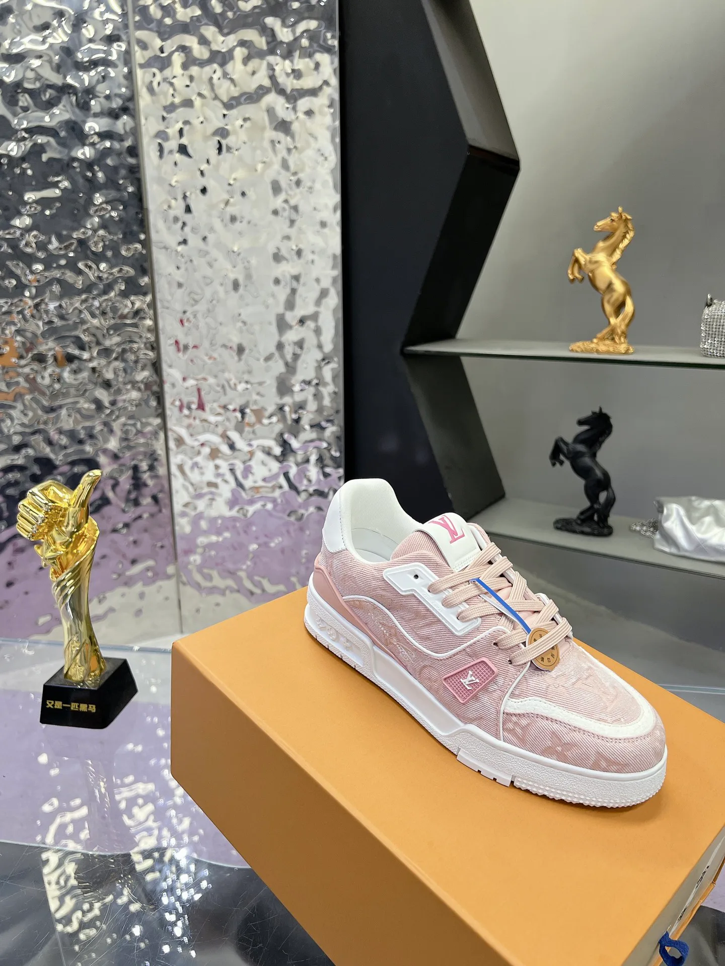 Women's Sneakers LOUIS VUITTON 17368595
