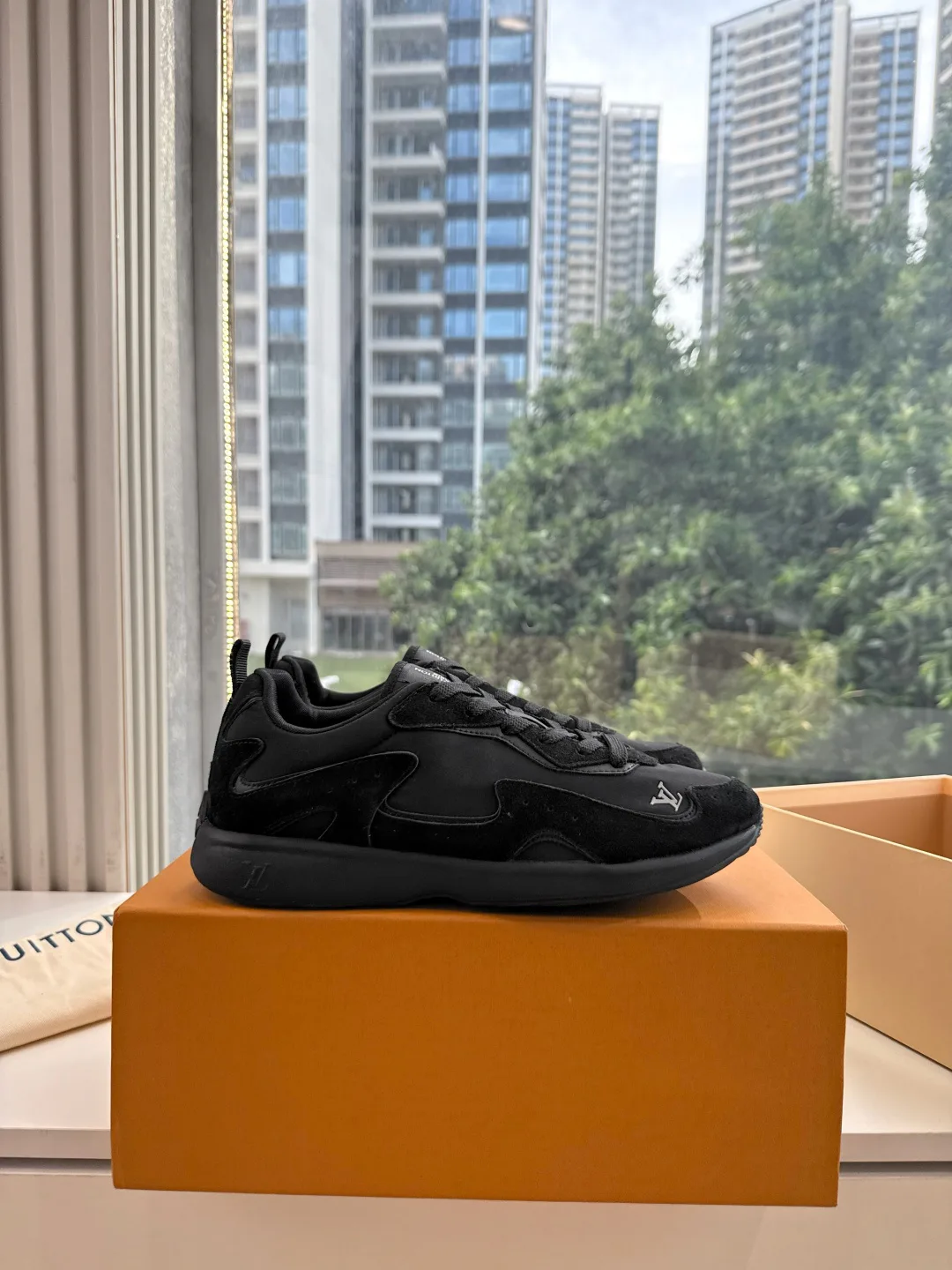 Women's Sneakers LOUIS VUITTON 18053501
