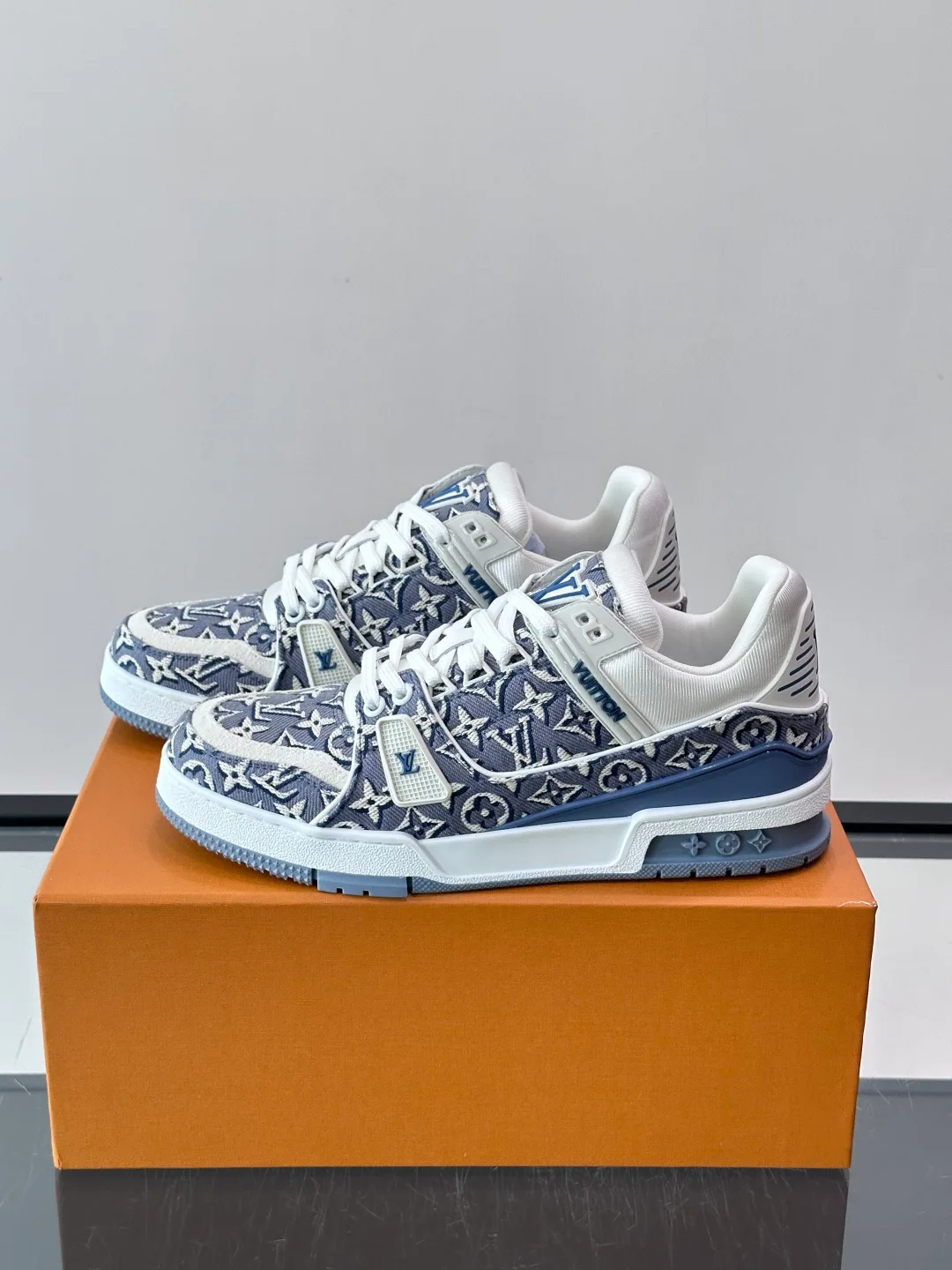 Women's Sneakers LOUIS VUITTON 18039738