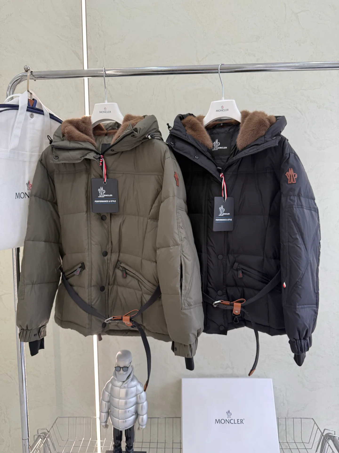 Women's Jackets And Down Jackets MONCLER 18043561