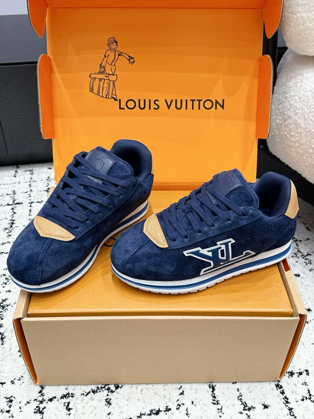 Women's Sneakers LOUIS VUITTON 18406467