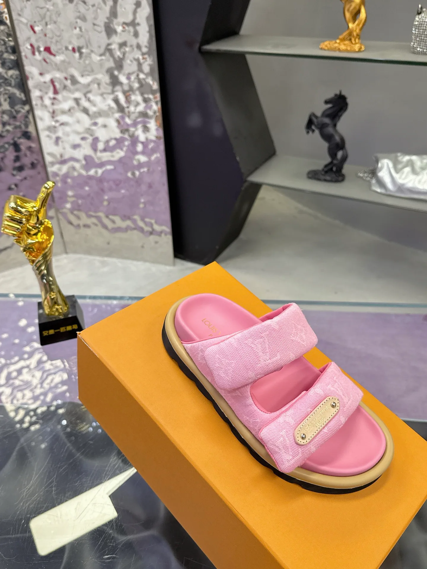 Women's Flip-Flops LOUIS VUITTON 17530465