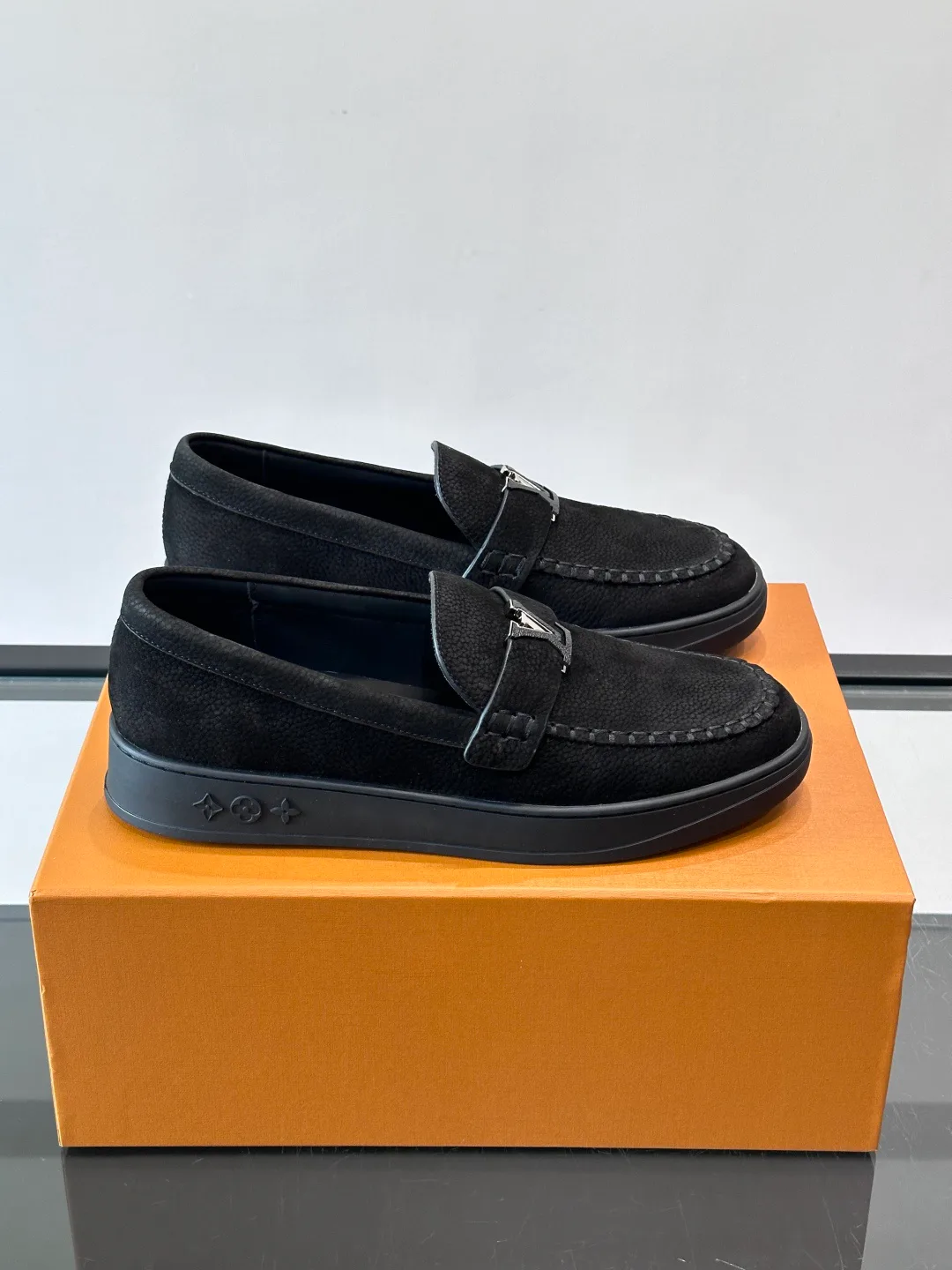 Men's Loafers And Dress Shoes LOUIS VUITTON 17411068