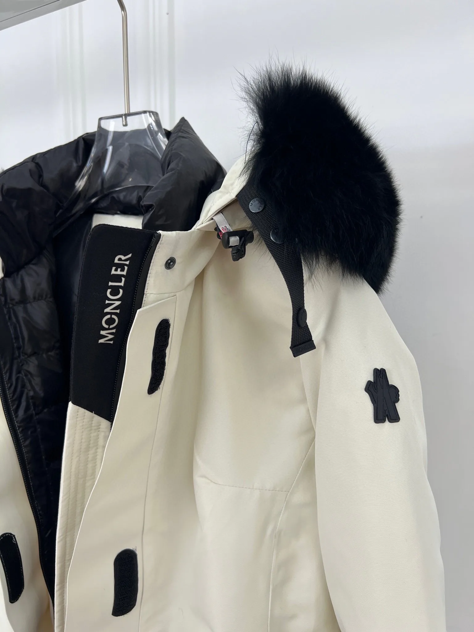 Women's Jackets And Down Jackets MONCLER 18416208
