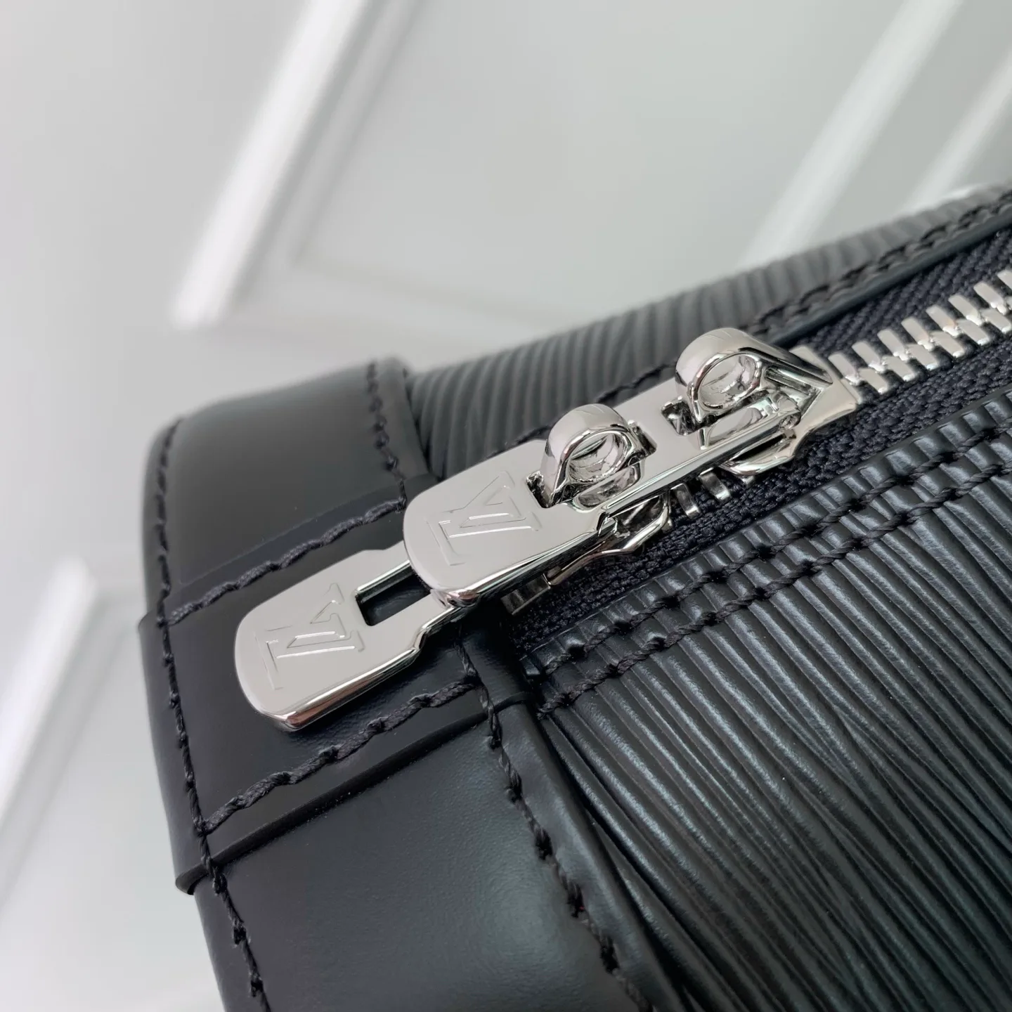 Women's Classic Handbags LOUIS VUITTON 18147537