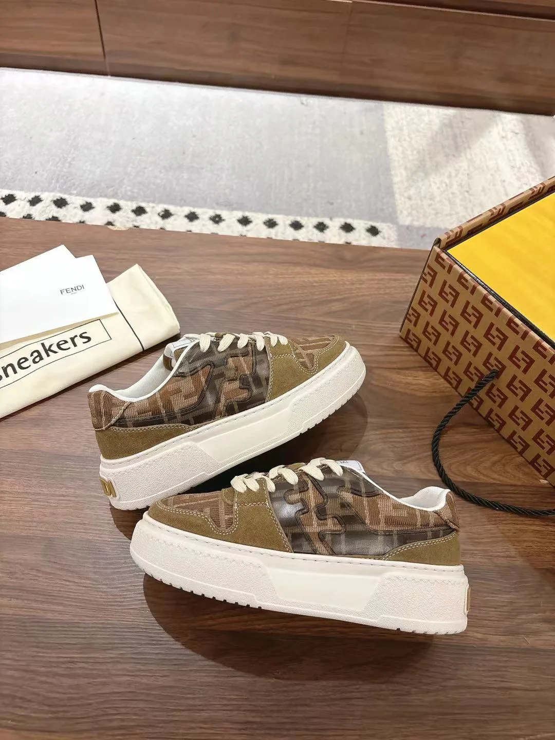 Women's Sneakers FENDI 18219639
