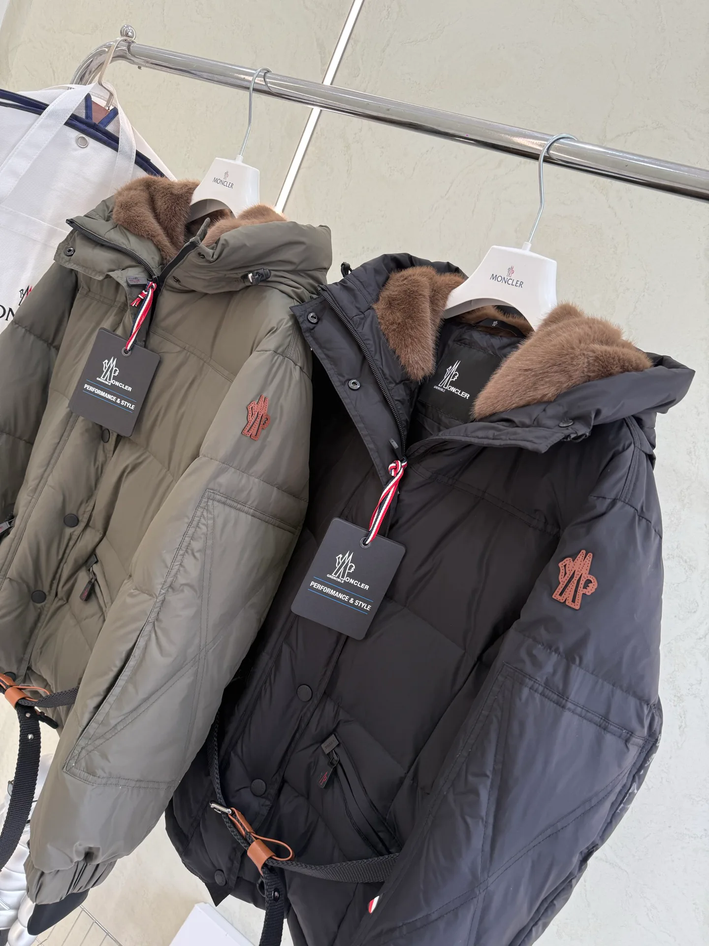 Women's Jackets And Down Jackets MONCLER 18043561