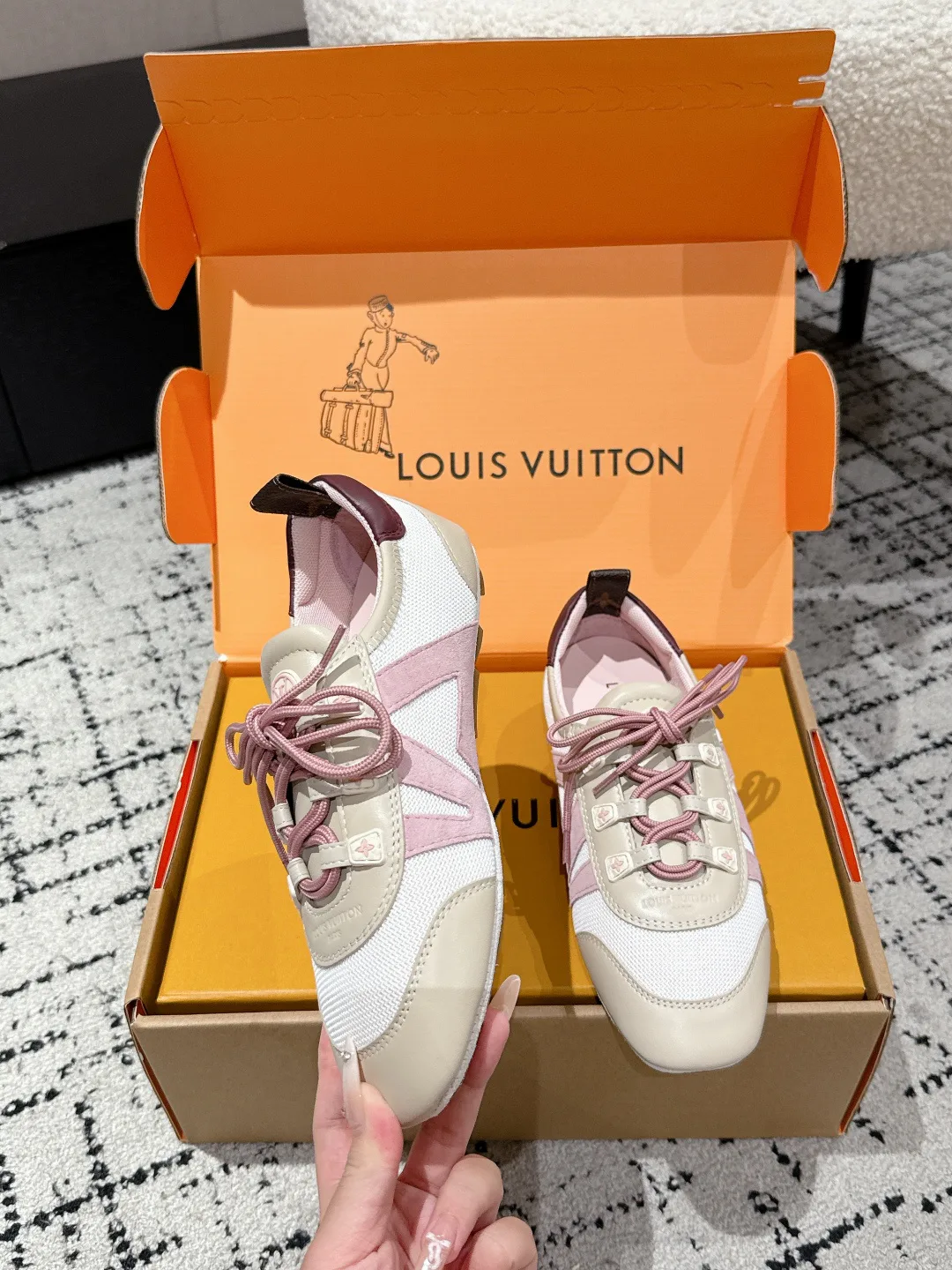 Women's Sneakers LOUIS VUITTON 18409709