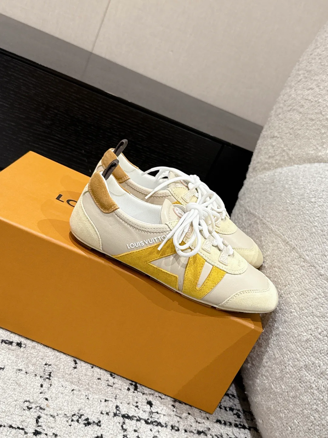 Women's Sneakers LOUIS VUITTON 18409754