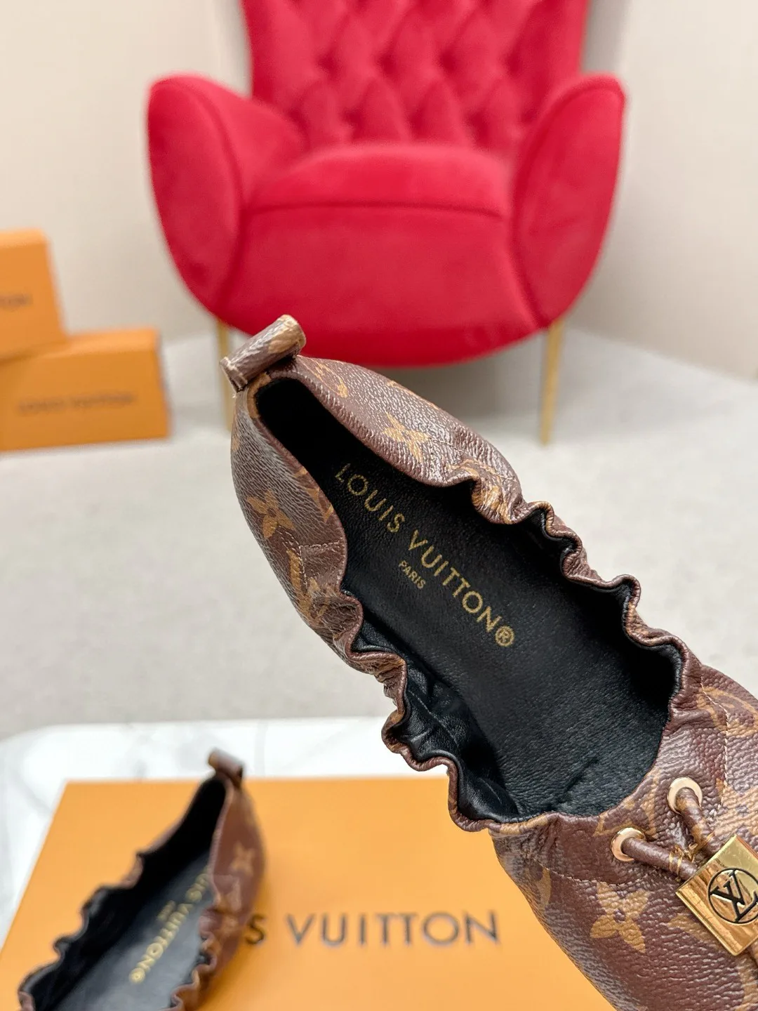 Women's Sneakers LOUIS VUITTON 18235729