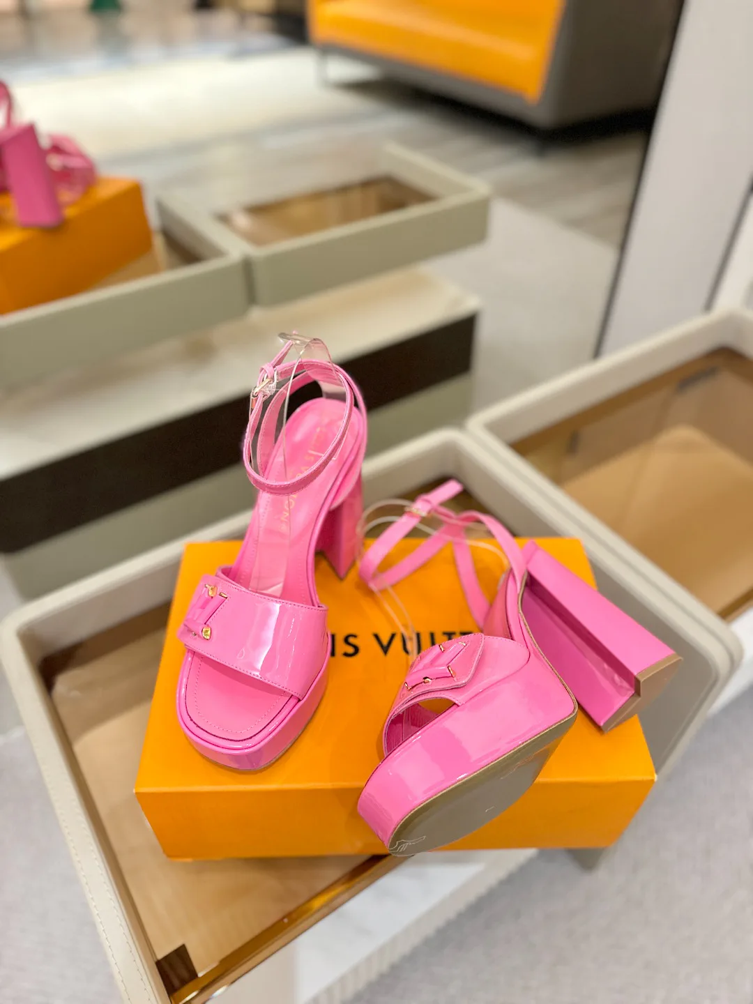 Women's Open-Toe Sandals LOUIS VUITTON 17946859