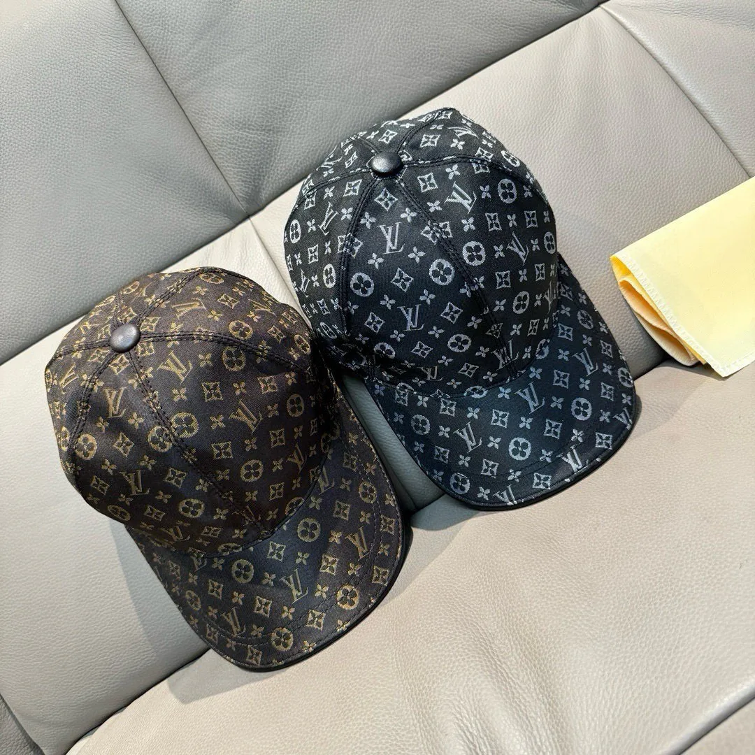 Hats LOUIS VUITTON 18347072