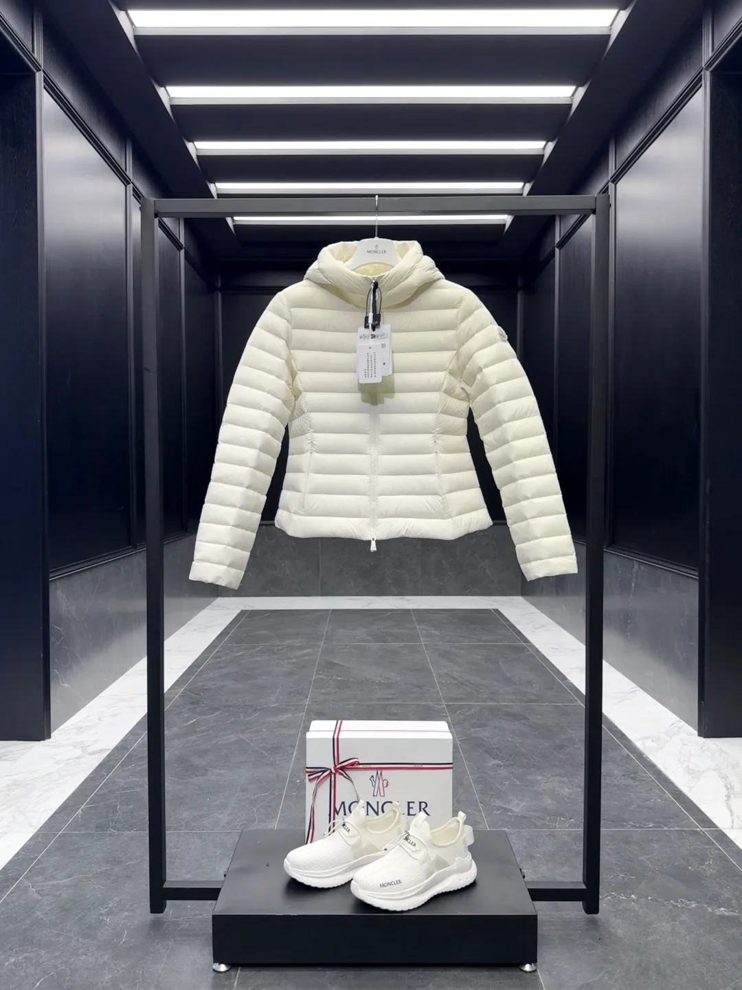 Women's Jackets And Down Jackets MONCLER 18129793