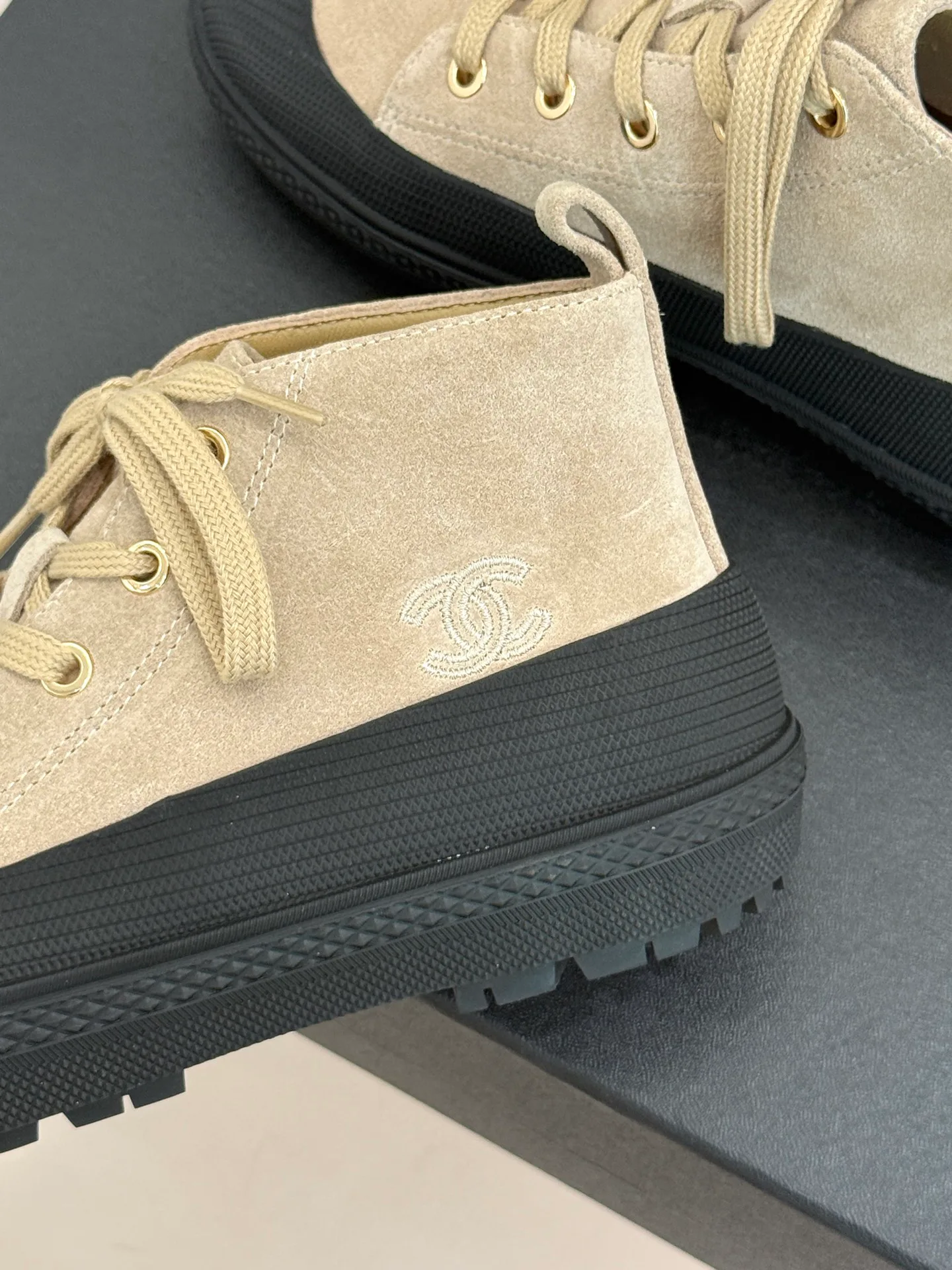 Women's Sneakers CHANEL 18436487