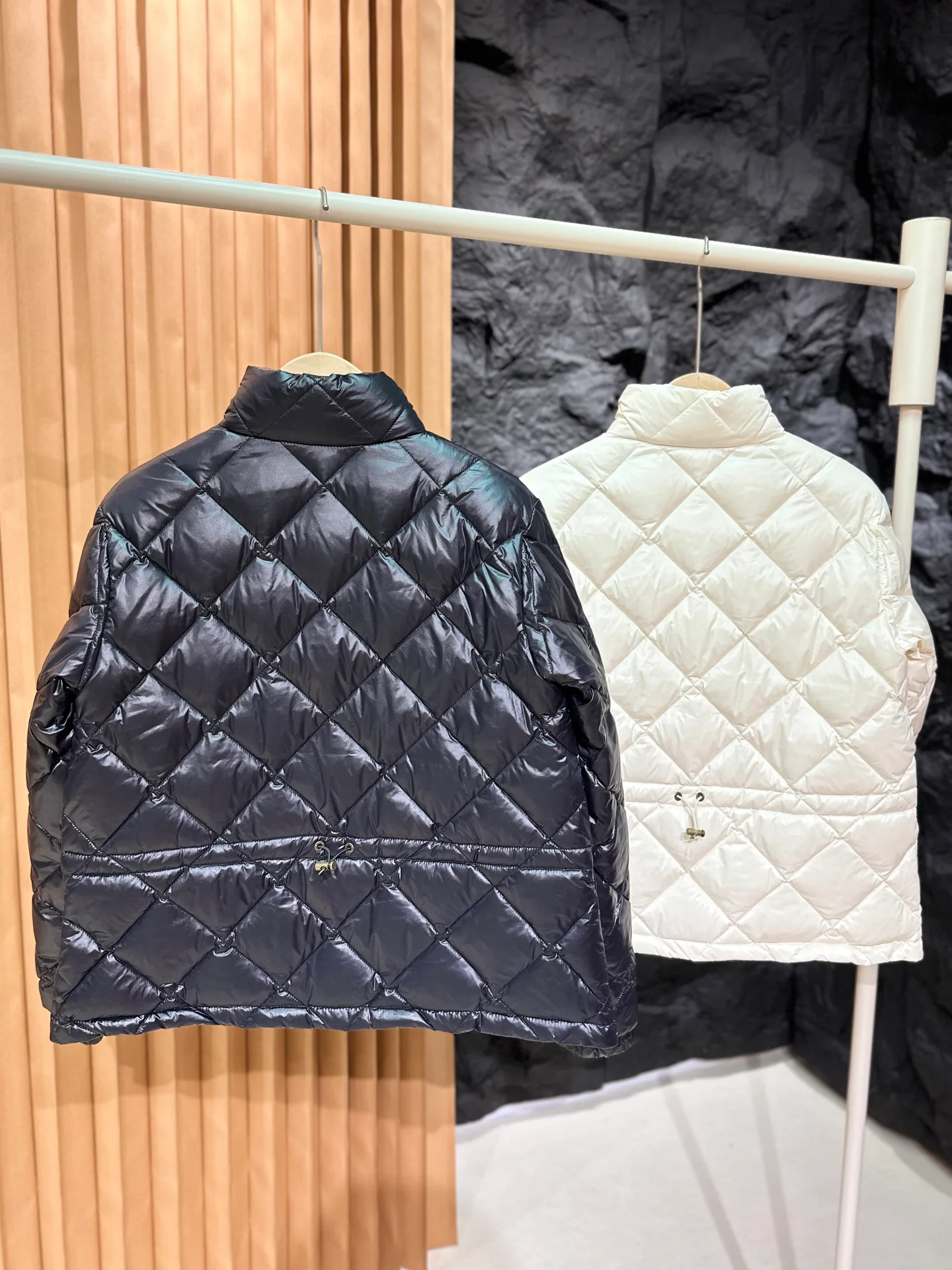 Women's Jackets And Down Jackets MONCLER 17938425