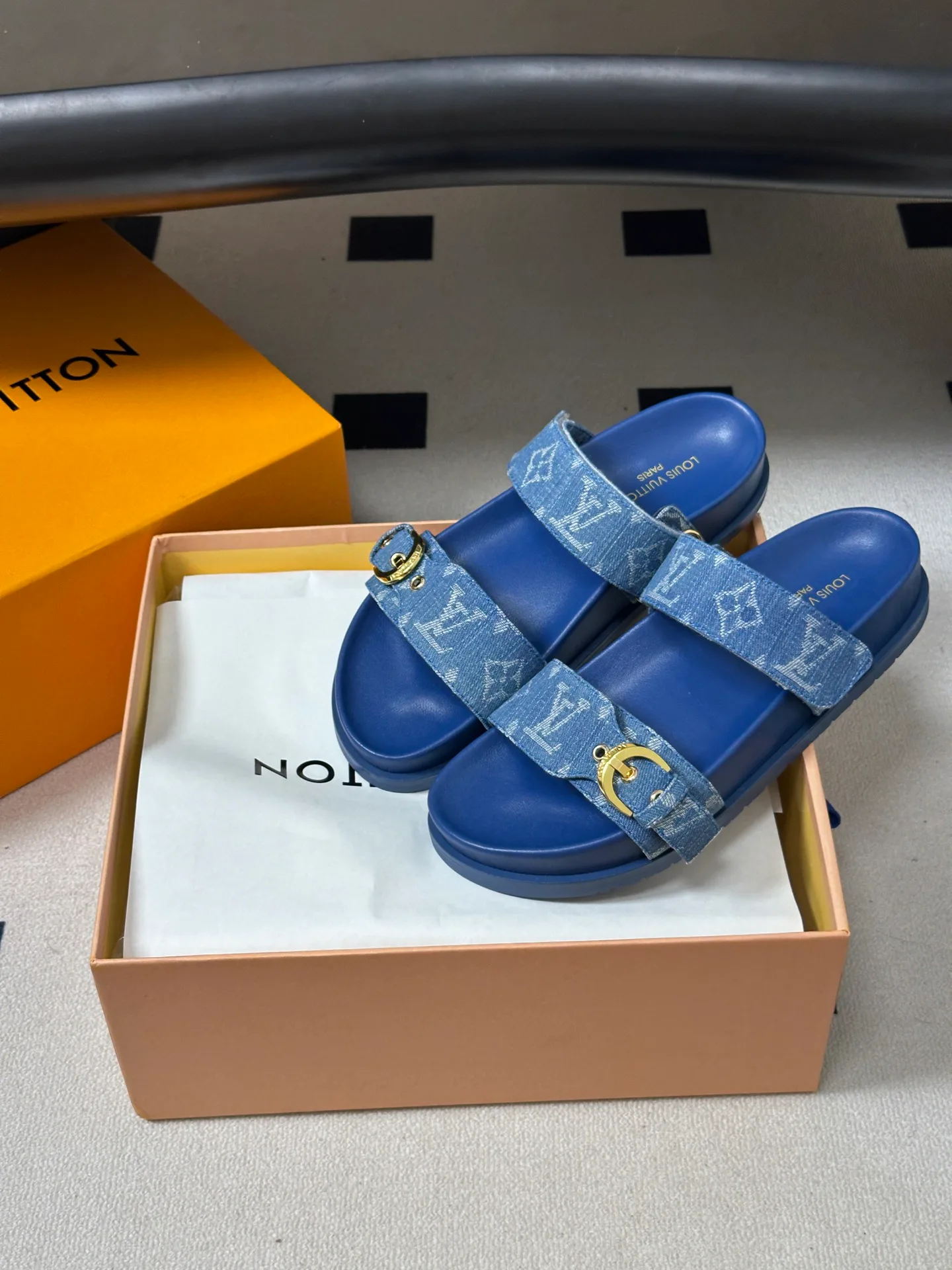 Women's Flip-Flops LOUIS VUITTON 18049597