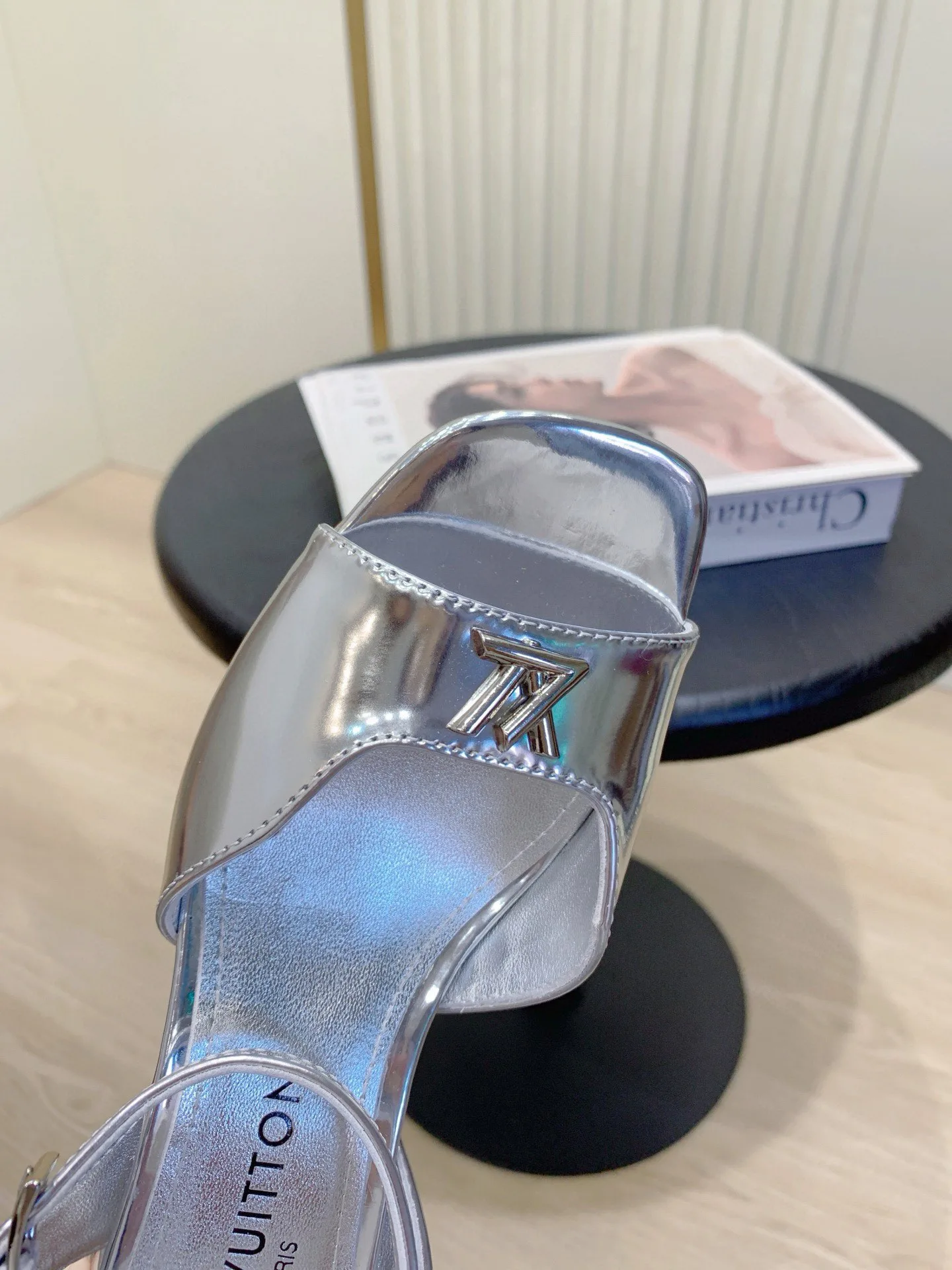 Women's Open-Toe Sandals LOUIS VUITTON 18365602