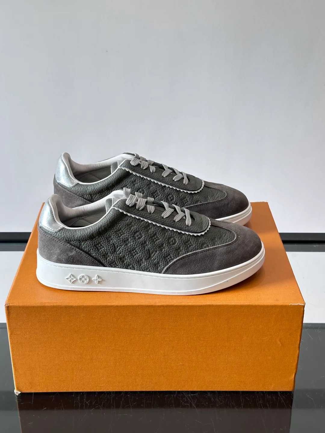Women's Sneakers LOUIS VUITTON 17760895