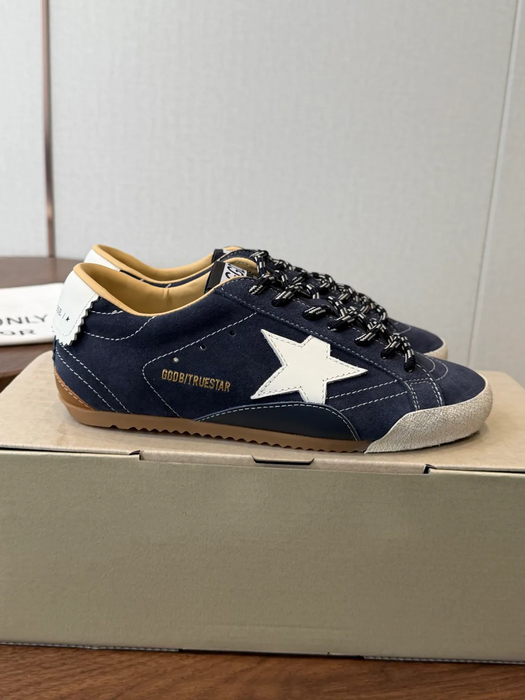 Кроссовки Женские Golden Goose 18687329