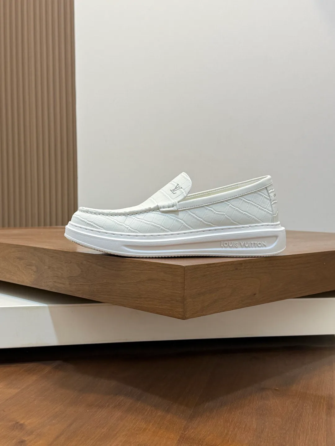 Men's Sneakers LOUIS VUITTON 18548649