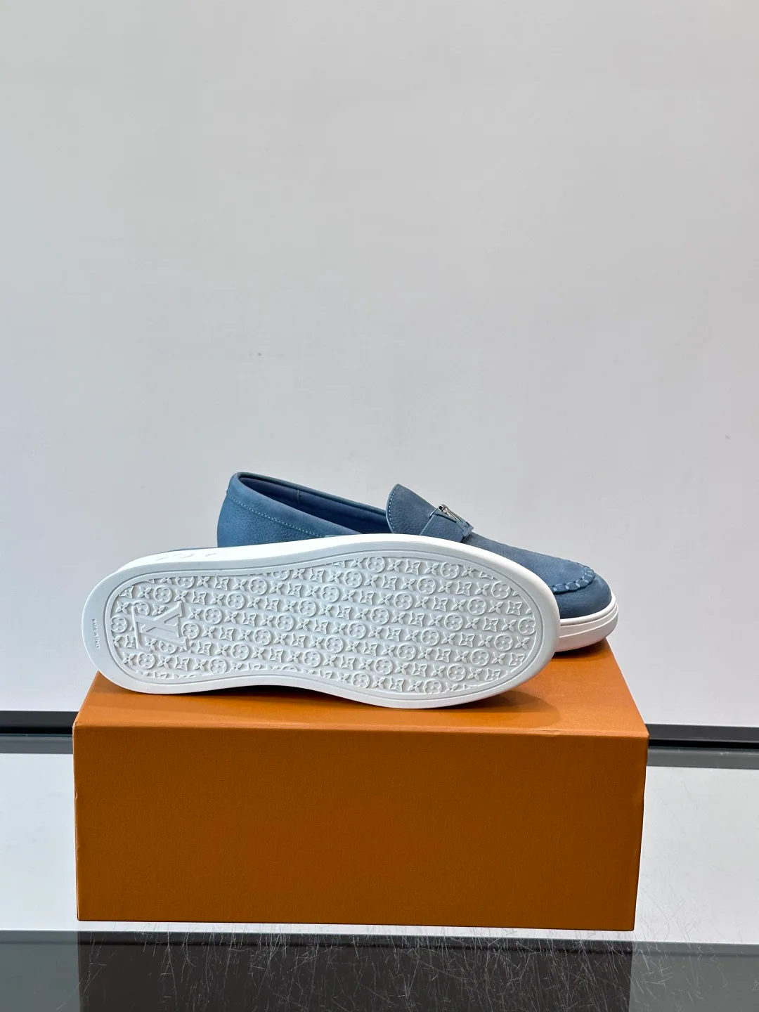 Men's Loafers And Dress Shoes LOUIS VUITTON 17411067