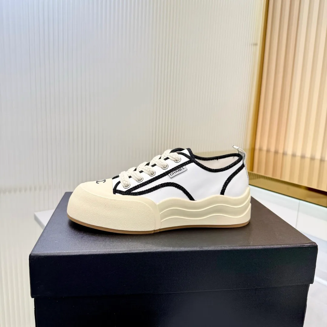 Women's Sneakers CHANEL 18366984
