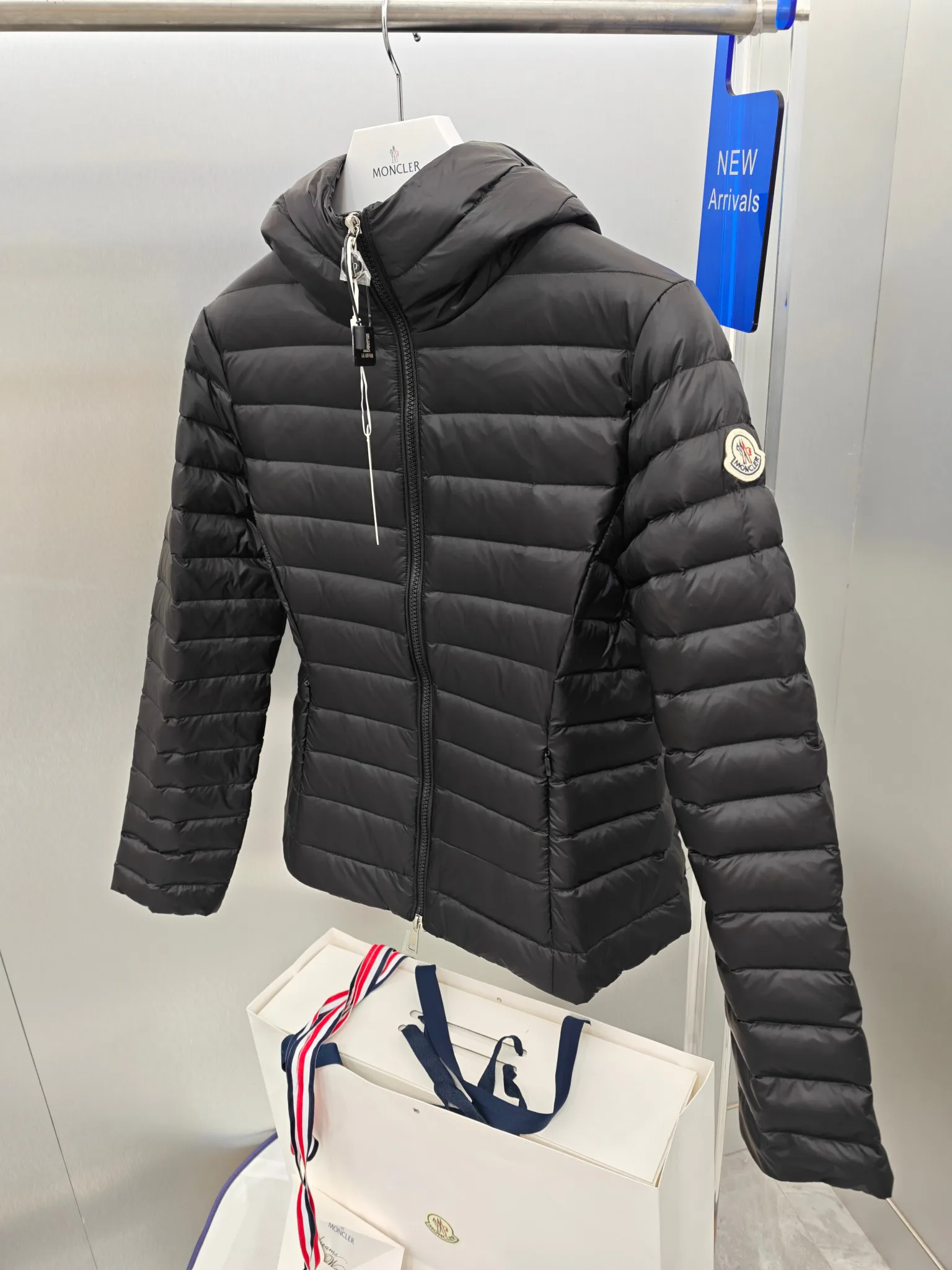 Women's Jackets And Down Jackets MONCLER 17865411