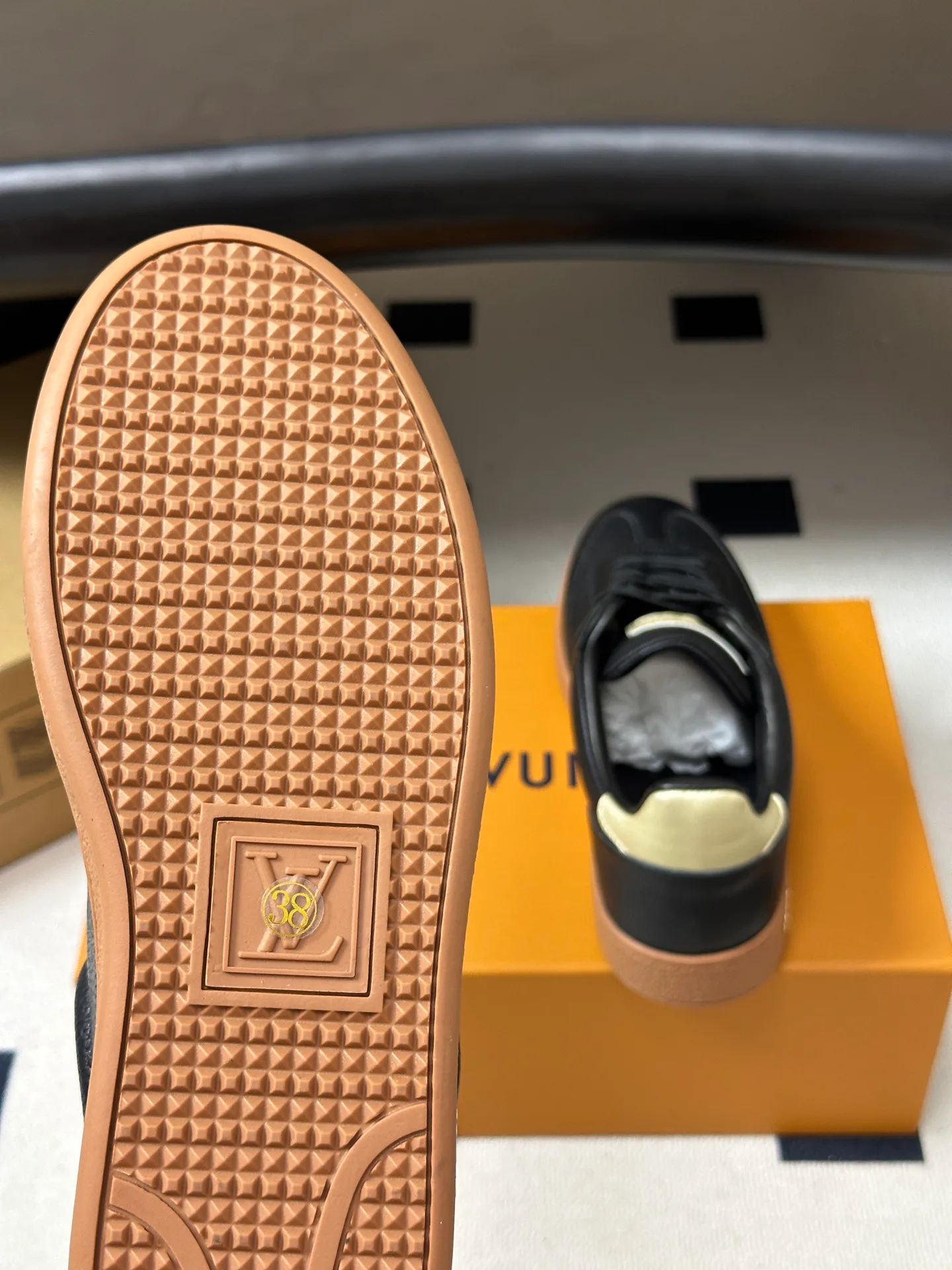 Women's Sneakers LOUIS VUITTON 18340951