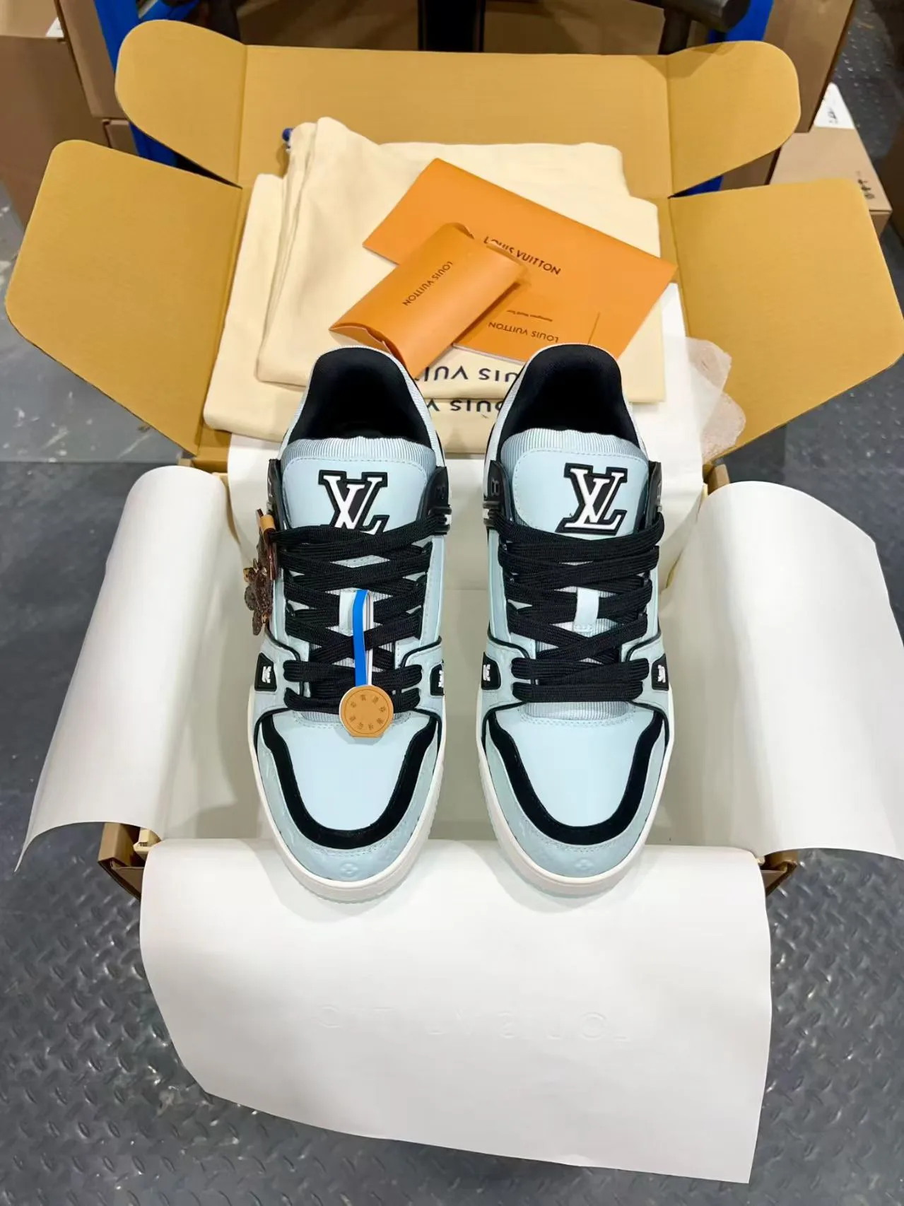 Men's Sneakers LOUIS VUITTON 18170757