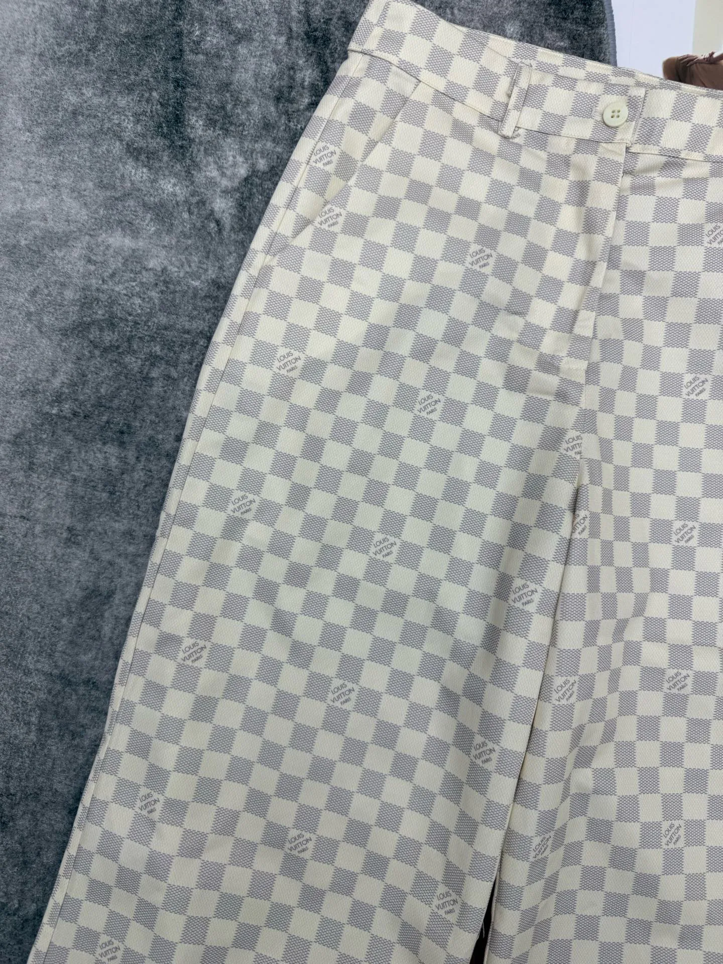 Women's Trousers LOUIS VUITTON 18348266