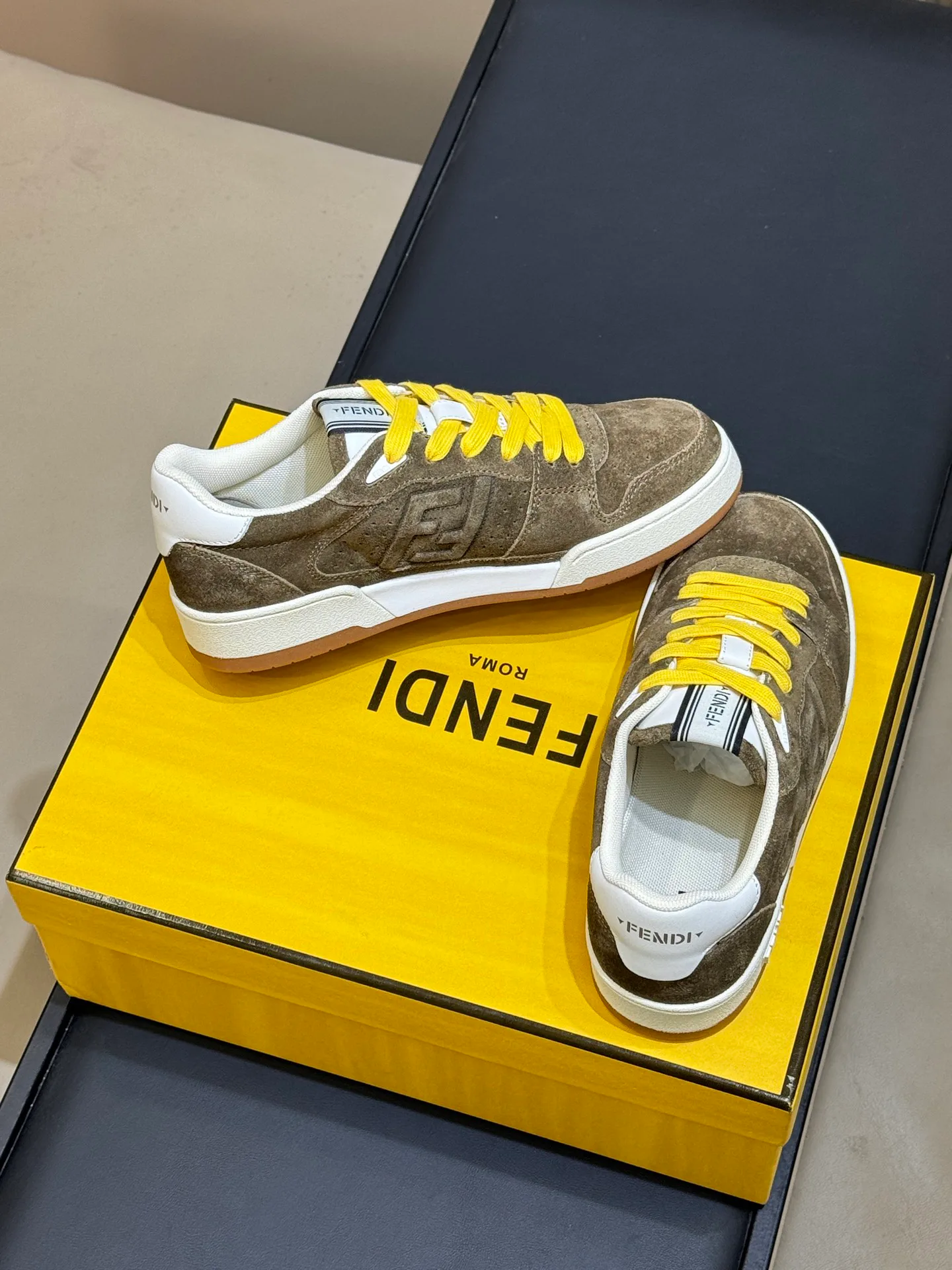 Women's Sneakers FENDI 18073185
