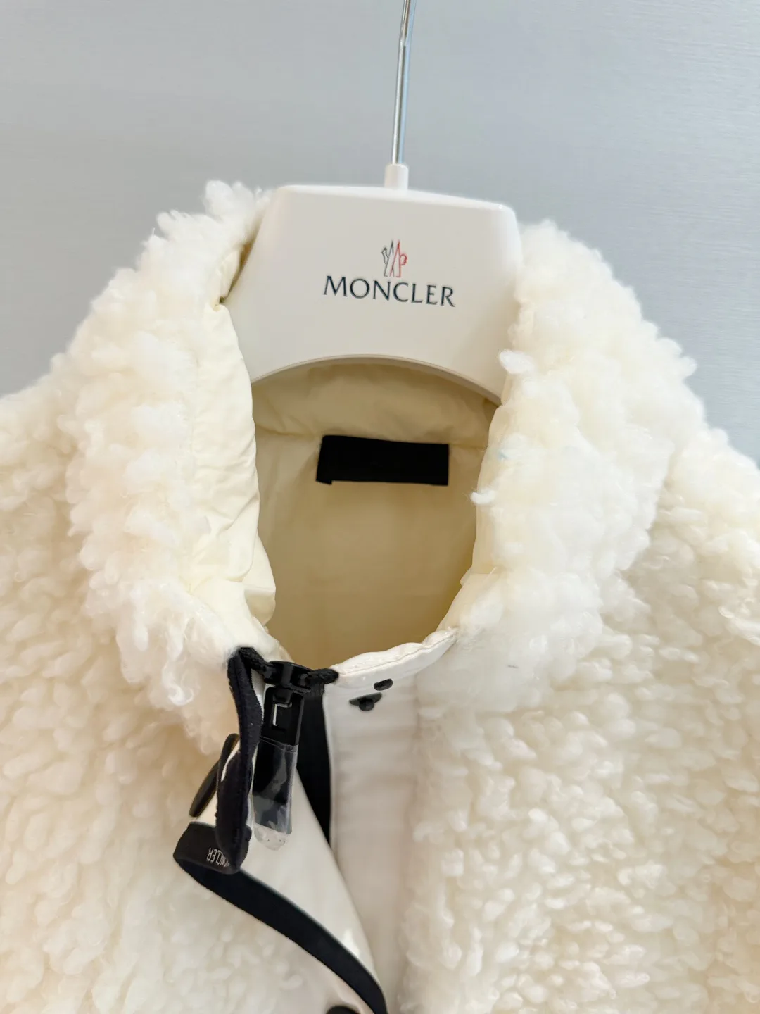 Women's Jackets And Down Jackets MONCLER 18049822