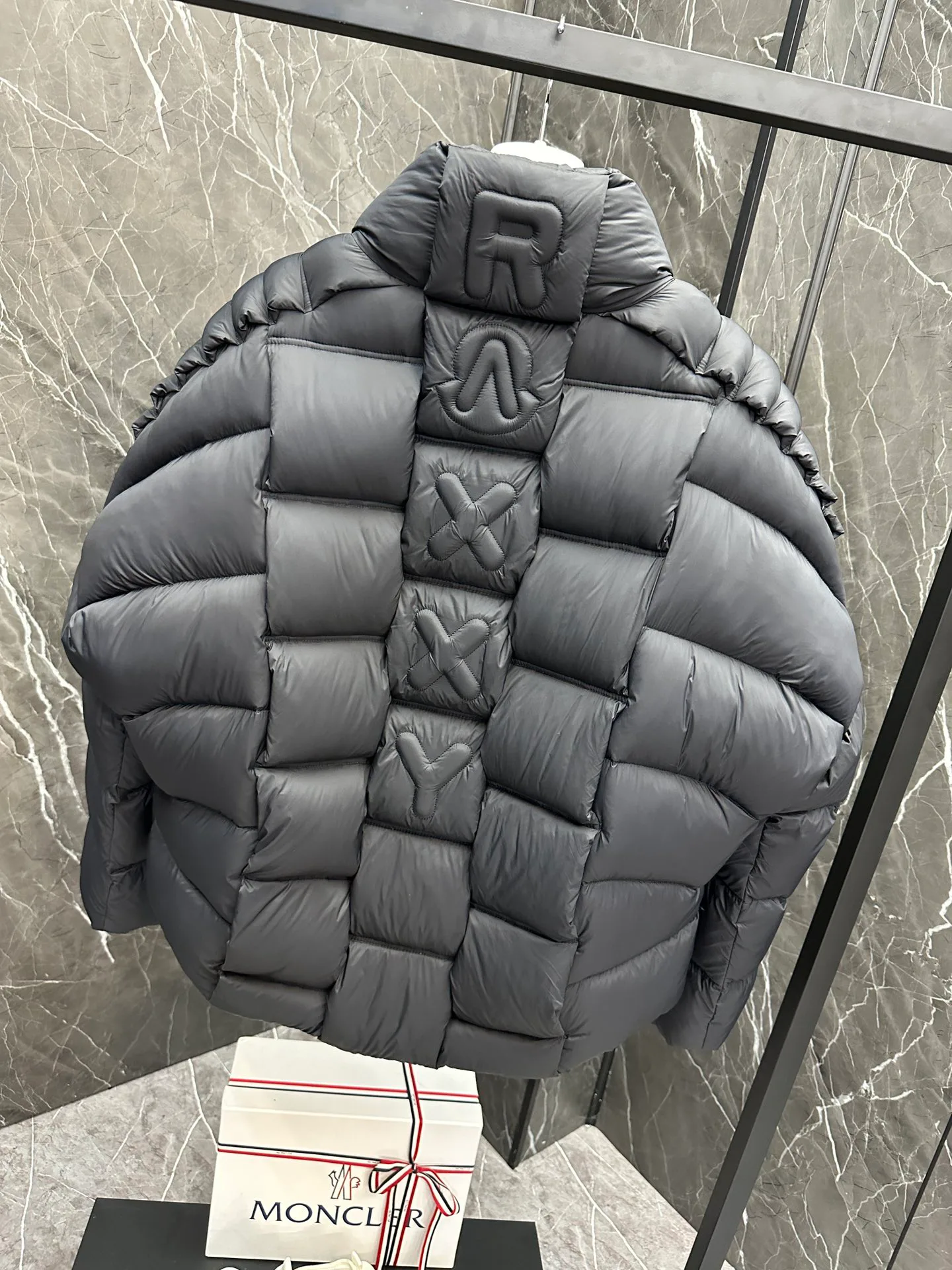Women's Jackets And Down Jackets MONCLER 18130168