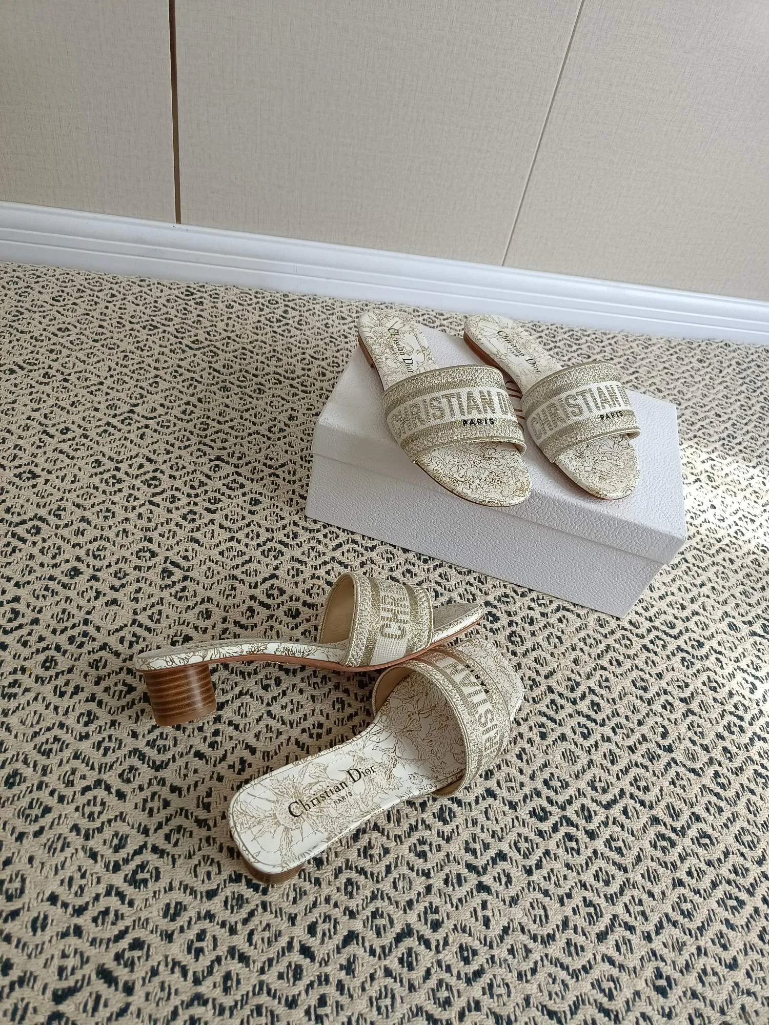 Women's Flip-Flops CHRISTIAN DIOR 17998137