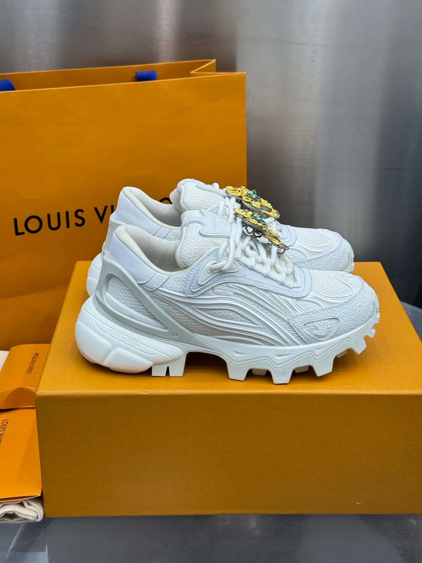 Women's Sneakers LOUIS VUITTON 18202601