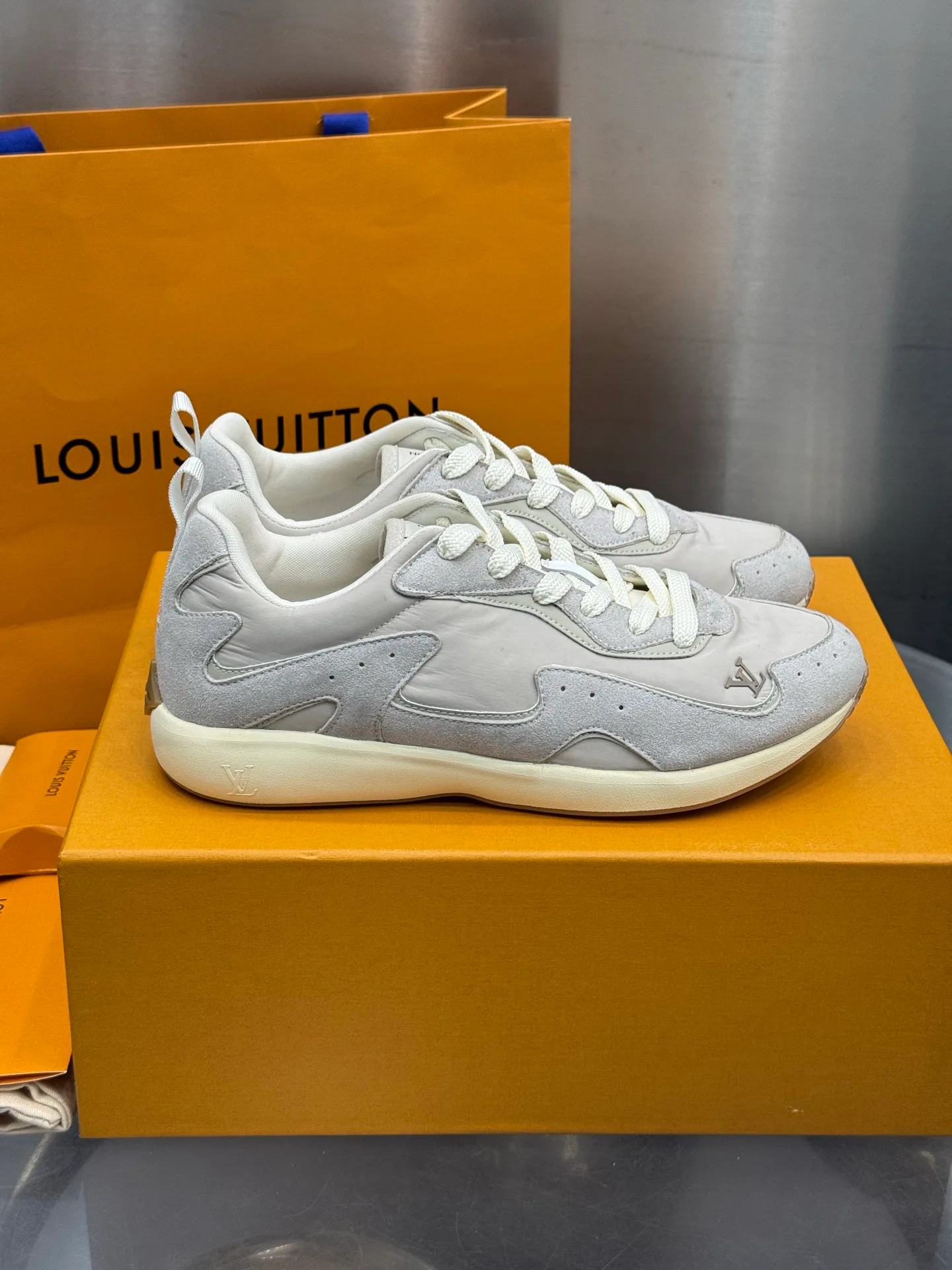 Men's Sneakers LOUIS VUITTON 18202638
