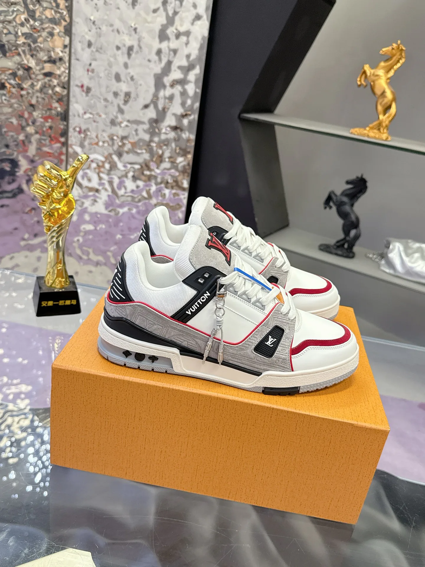 Women's Sneakers LOUIS VUITTON 17930925