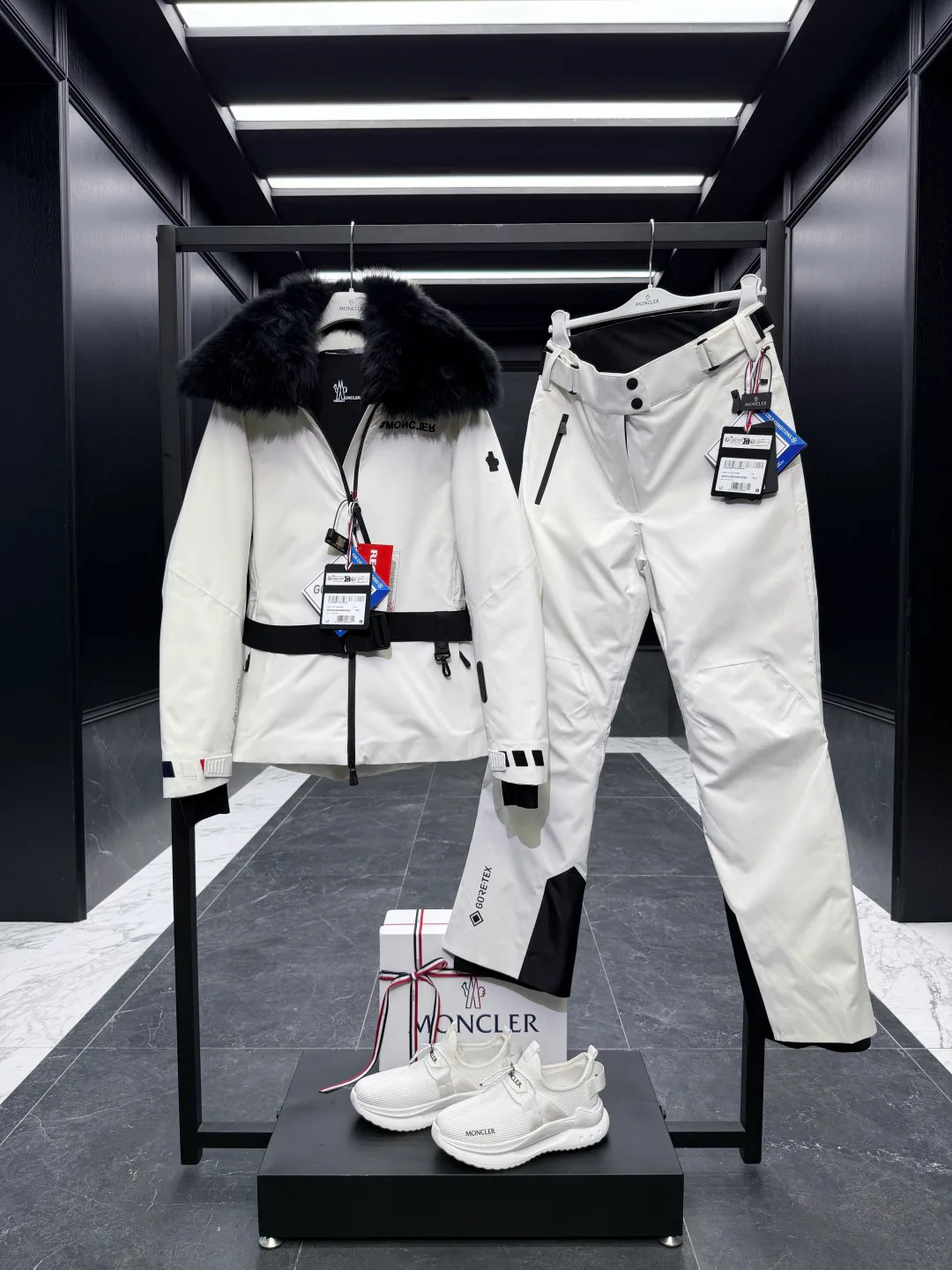 Women's Jackets And Down Jackets MONCLER 18134290