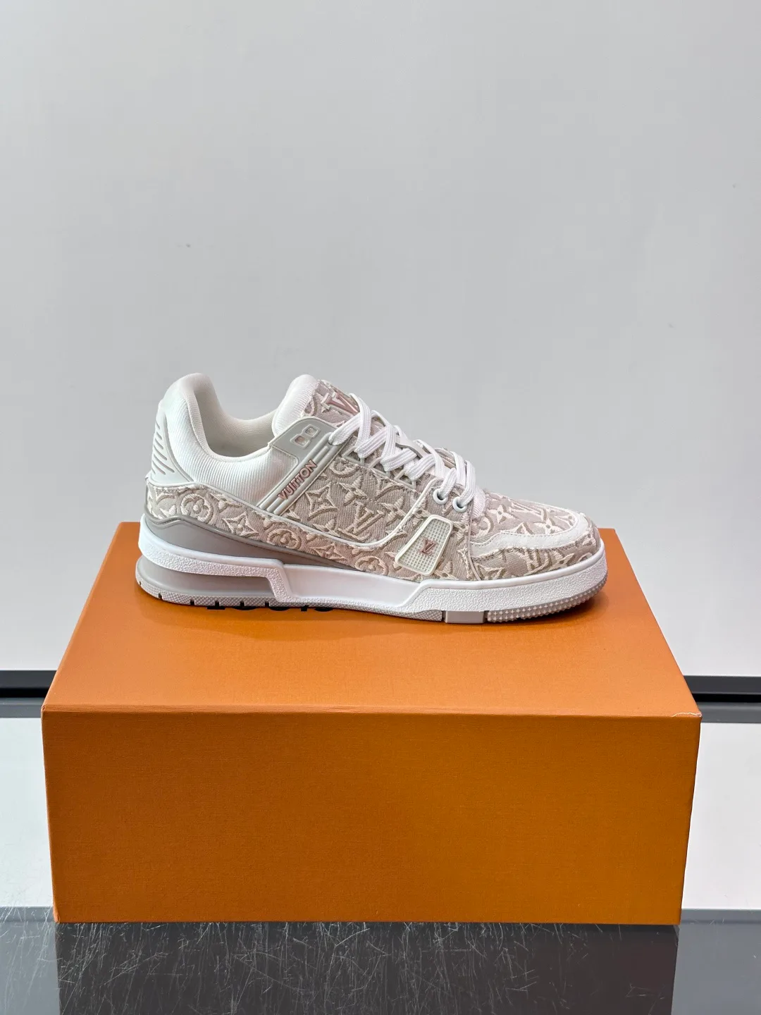 Women's Sneakers LOUIS VUITTON 18039739