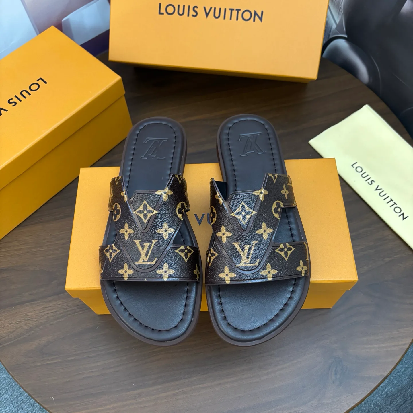 Men's Flip-Flops LOUIS VUITTON 18103789