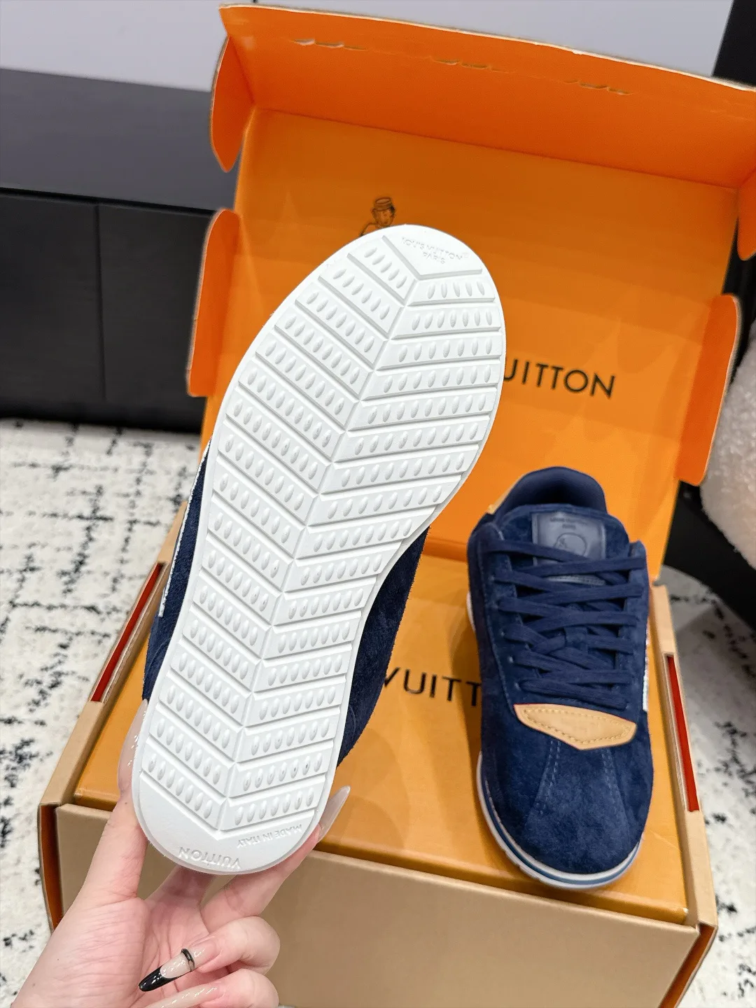 Women's Sneakers LOUIS VUITTON 18406467