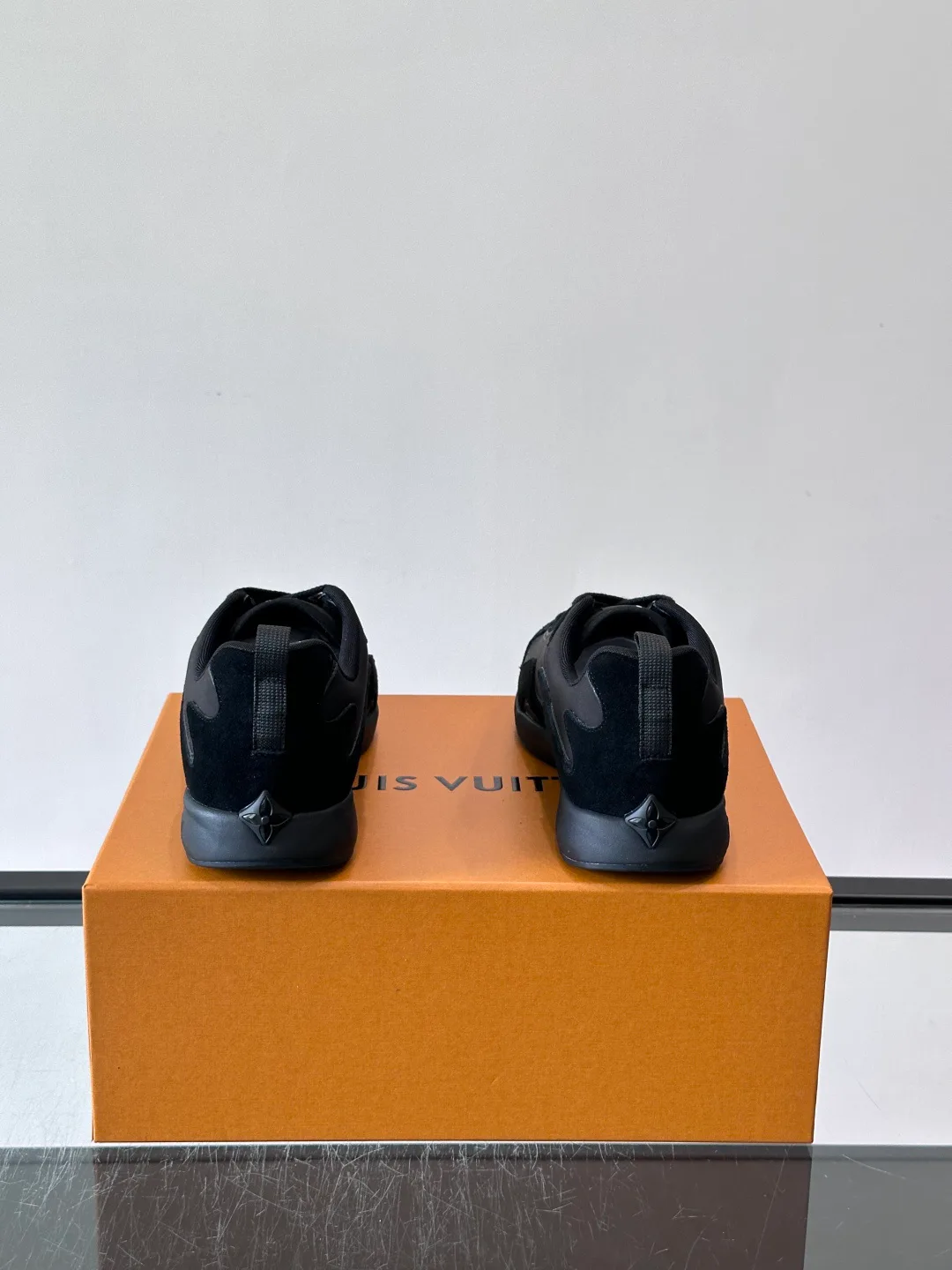 Men's Sneakers LOUIS VUITTON 17869451
