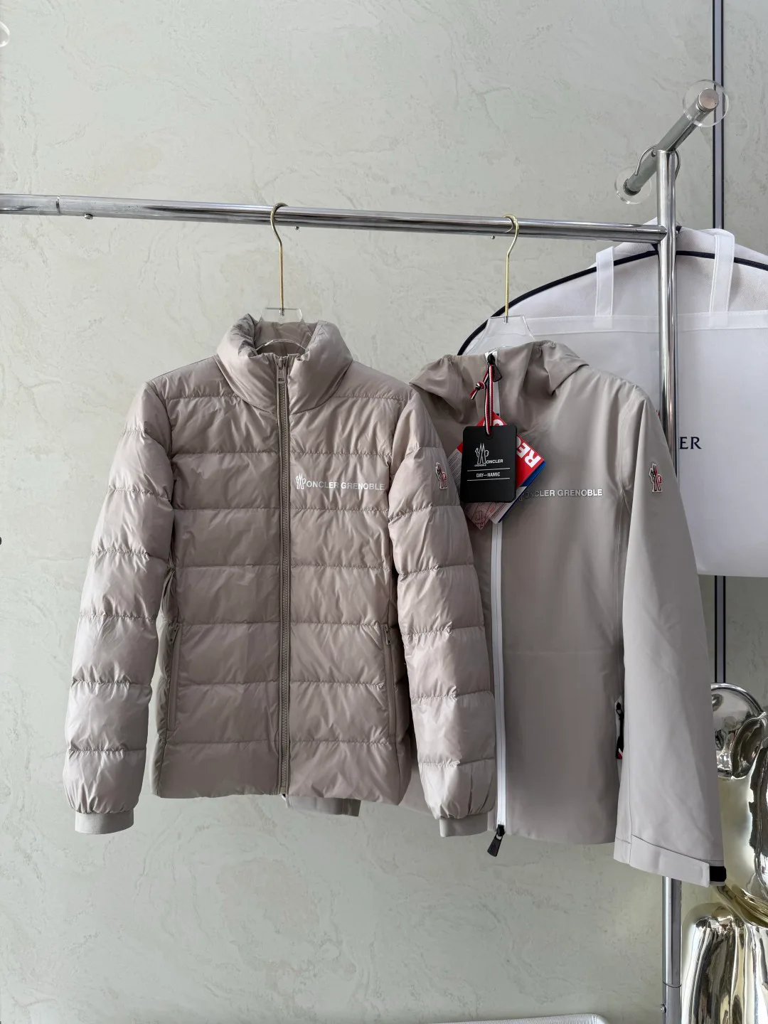 Women's Jackets And Down Jackets MONCLER 18043546