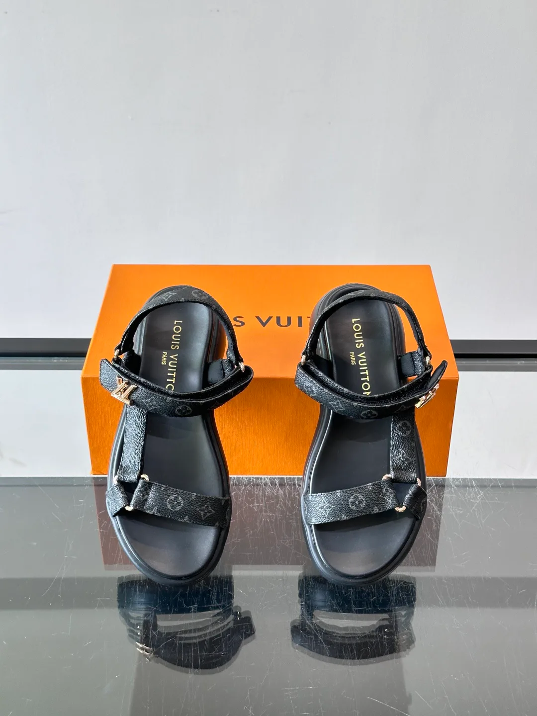 Women's Open-Toe Sandals LOUIS VUITTON 17608046